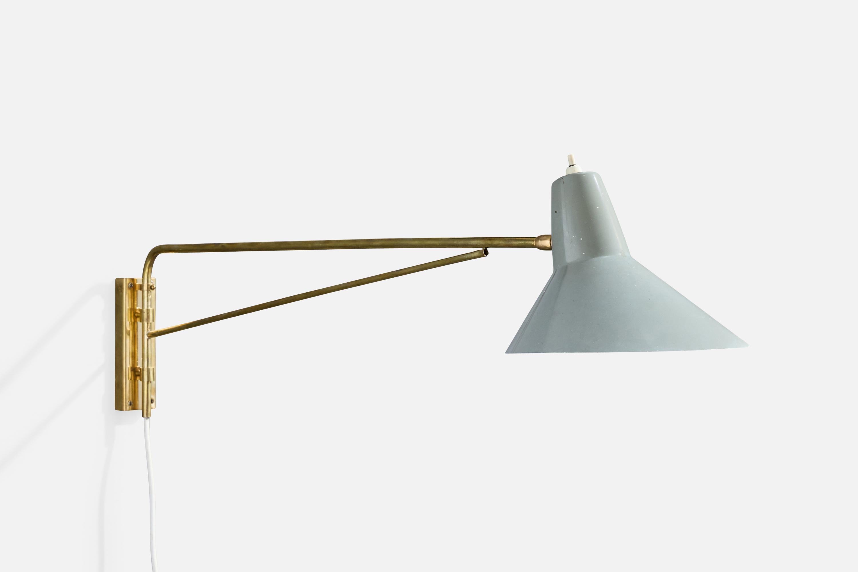 Un'applique regolabile in ottone e metallo grigio chiaro progettata e prodotta in Francia, negli anni '50 circa.

Leggera ossidazione presente in tutto l'ottone. Il paralume in metallo presenta leggere macchie e ammaccature. 

Dimensioni complessive