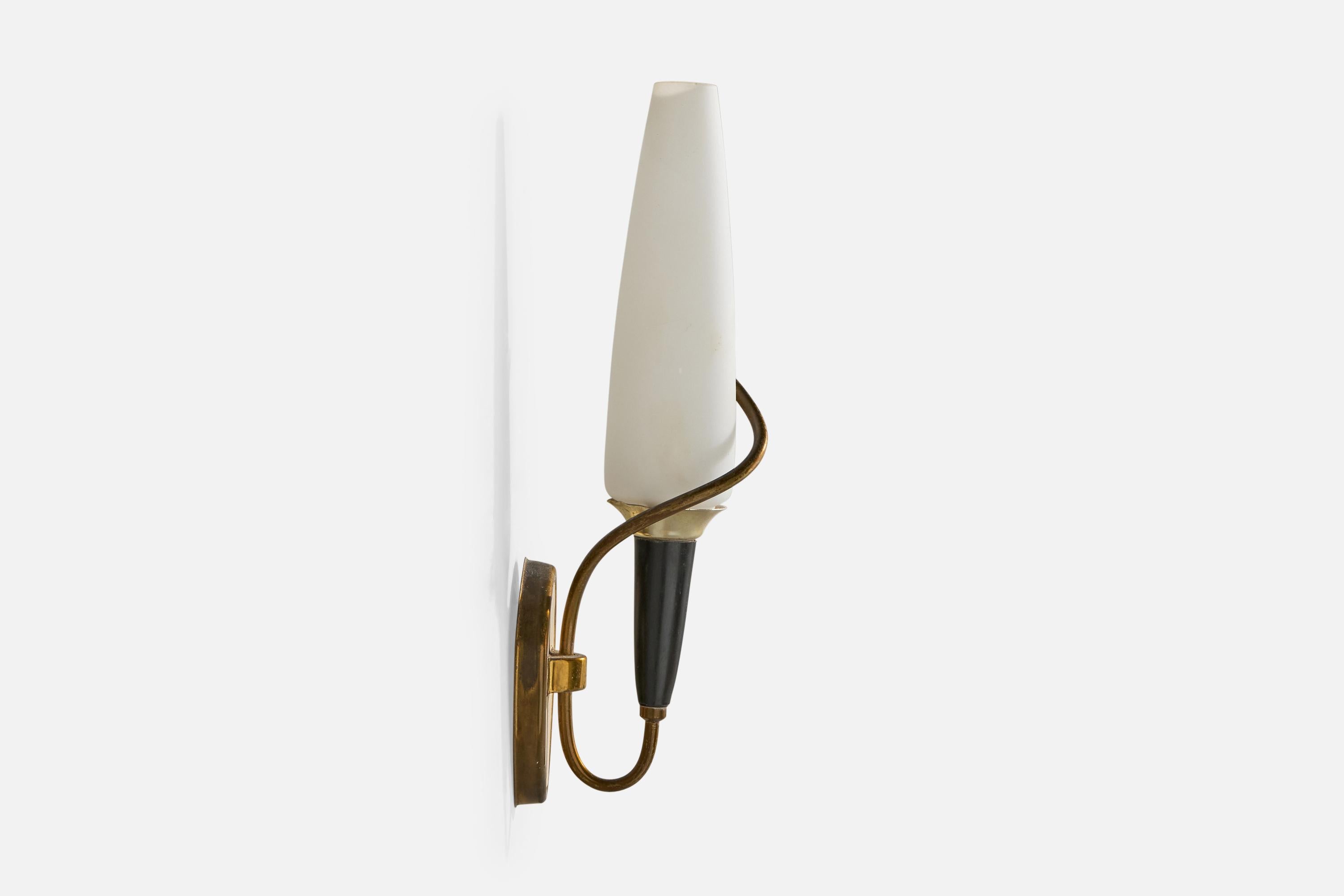 French Designer, Wall Light, Brass, Metal, France, 1950s In Good Condition For Sale In High Point, NC