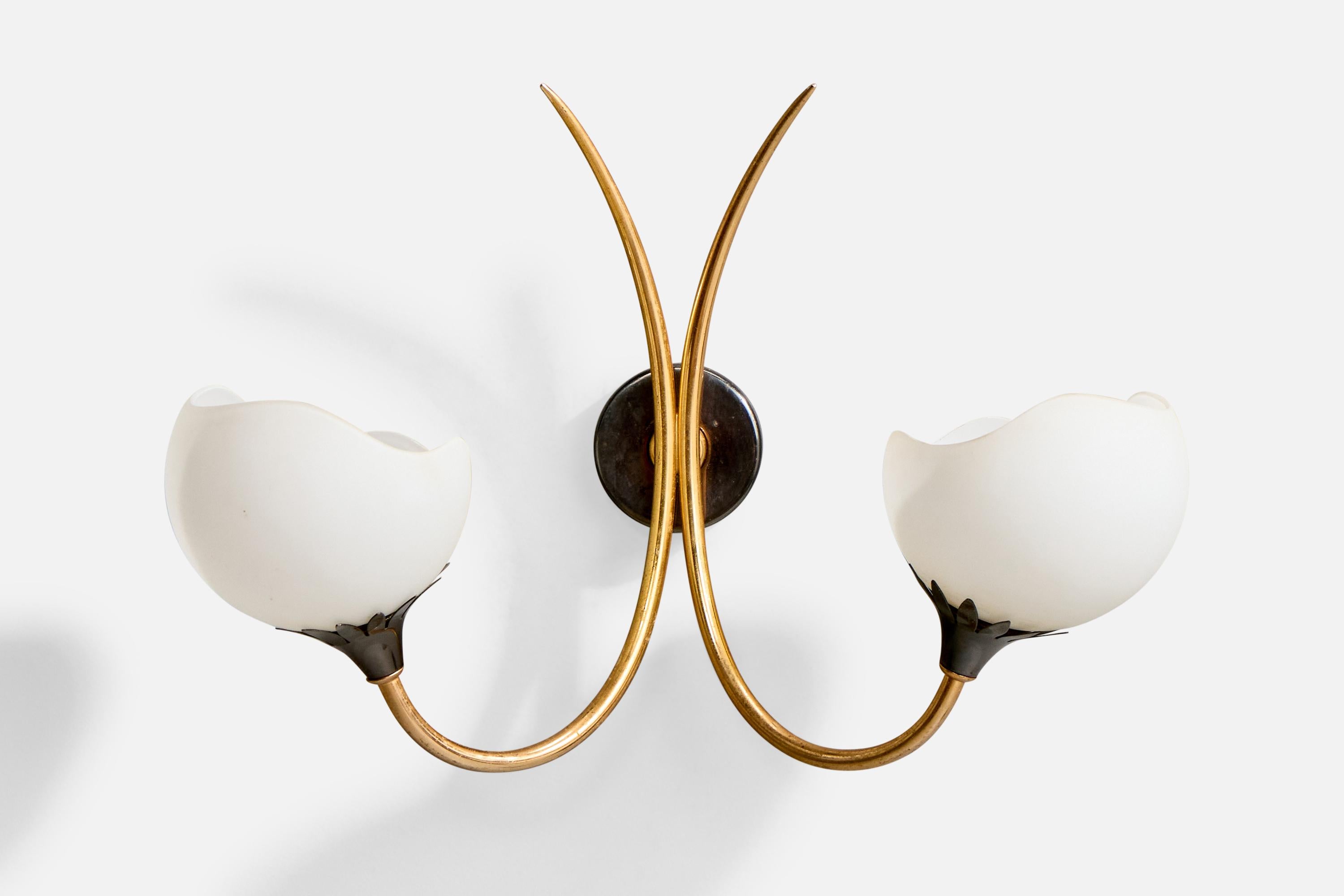 Applique en laiton, métal et verre opalin blanc, designée et produite en France, c.1950.

Oxydation présente sur le laiton et le métal

Usure correspondant à l'âge et à l'usage.

Dimensions globales (en pouces) : 9,0 