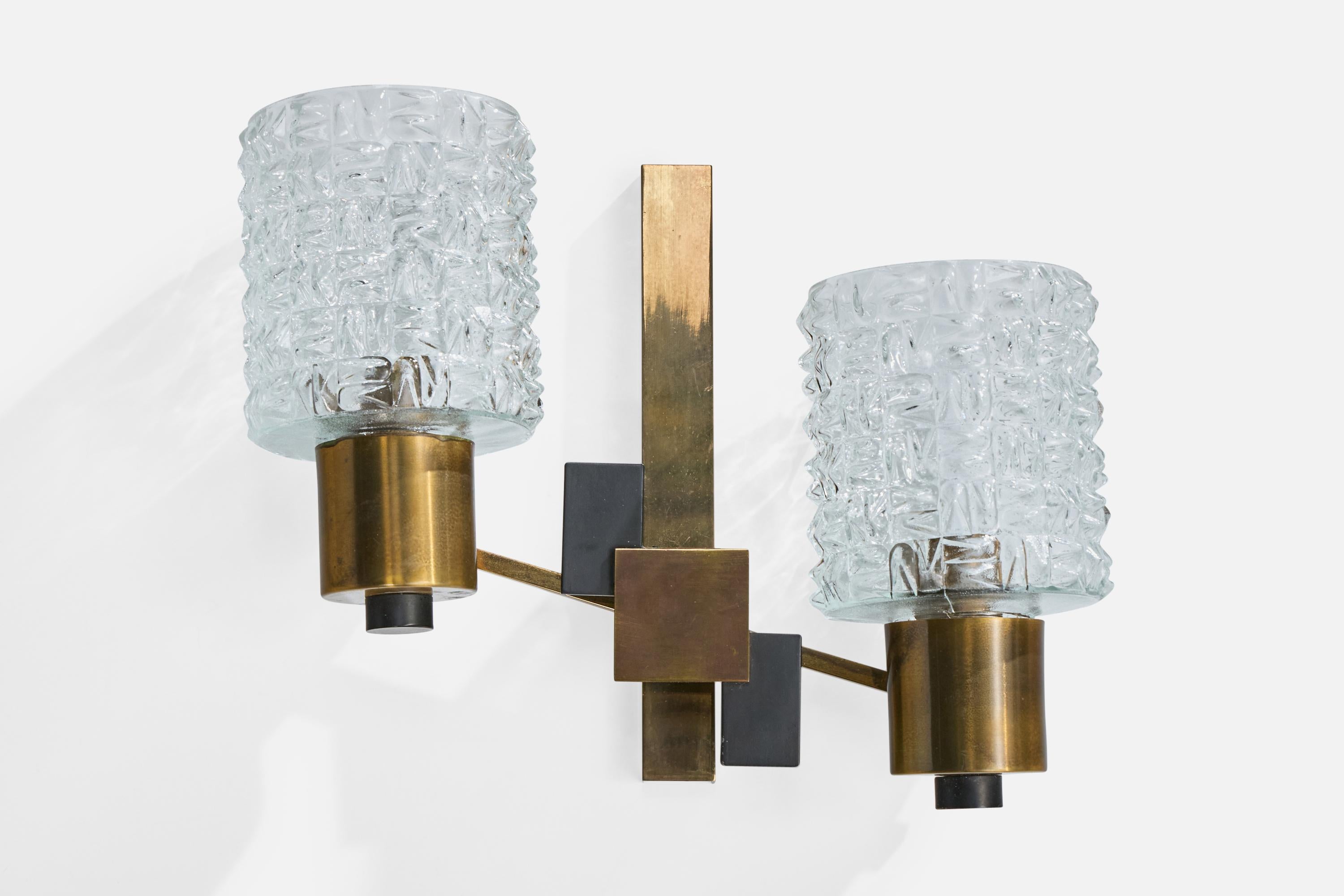 Applique en laiton, métal laqué noir et verre, conçue et produite en France, c.C. 1950.

Dimensions globales (en pouces) : 10,5 