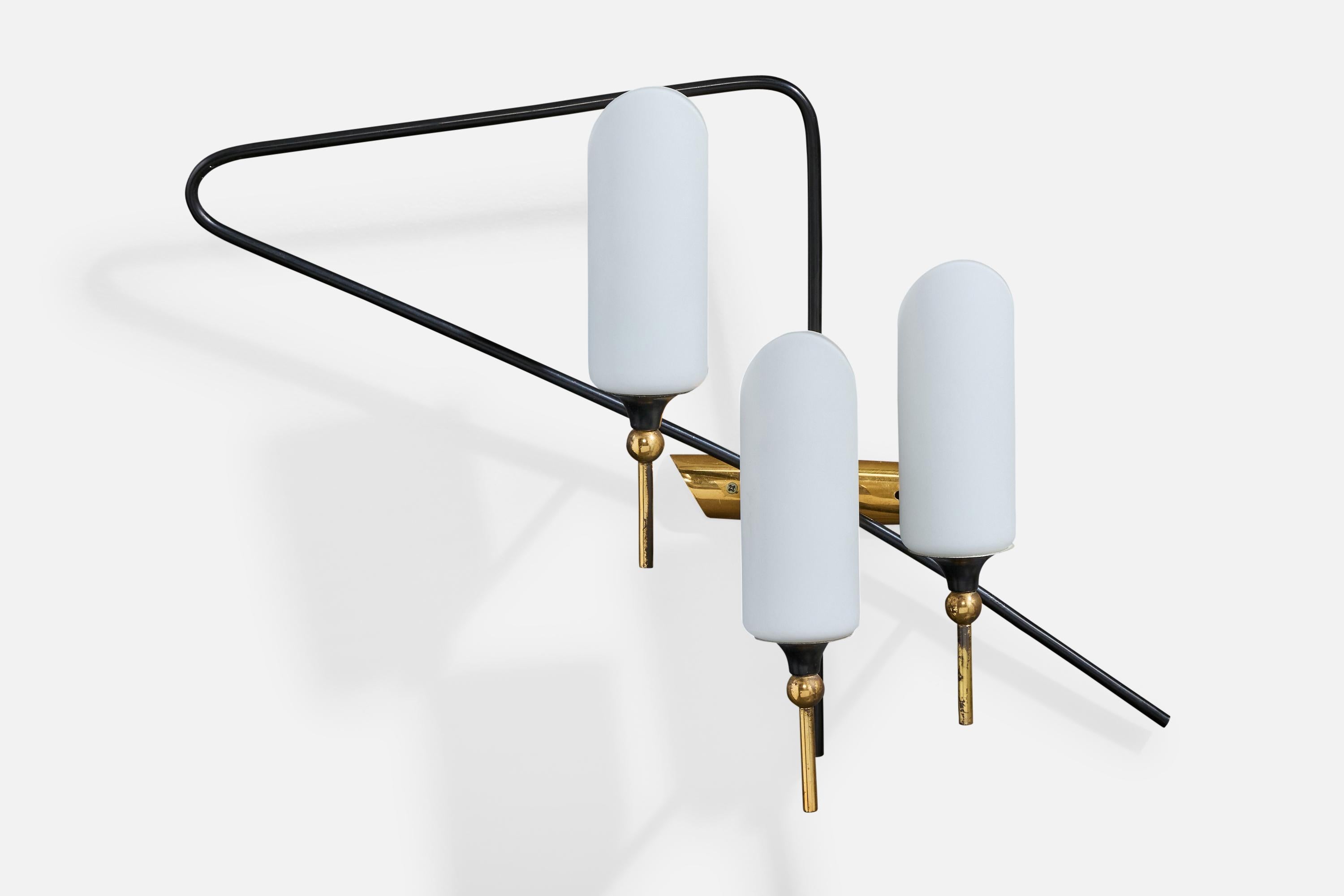 Un'applique in metallo laccato nero, ottone e vetro opalino bianco progettata e prodotta in Francia, negli anni '50 circa.

Forte ossidazione presente in tutto l'ottone. 

Dimensioni complessive (pollici): 17,5 