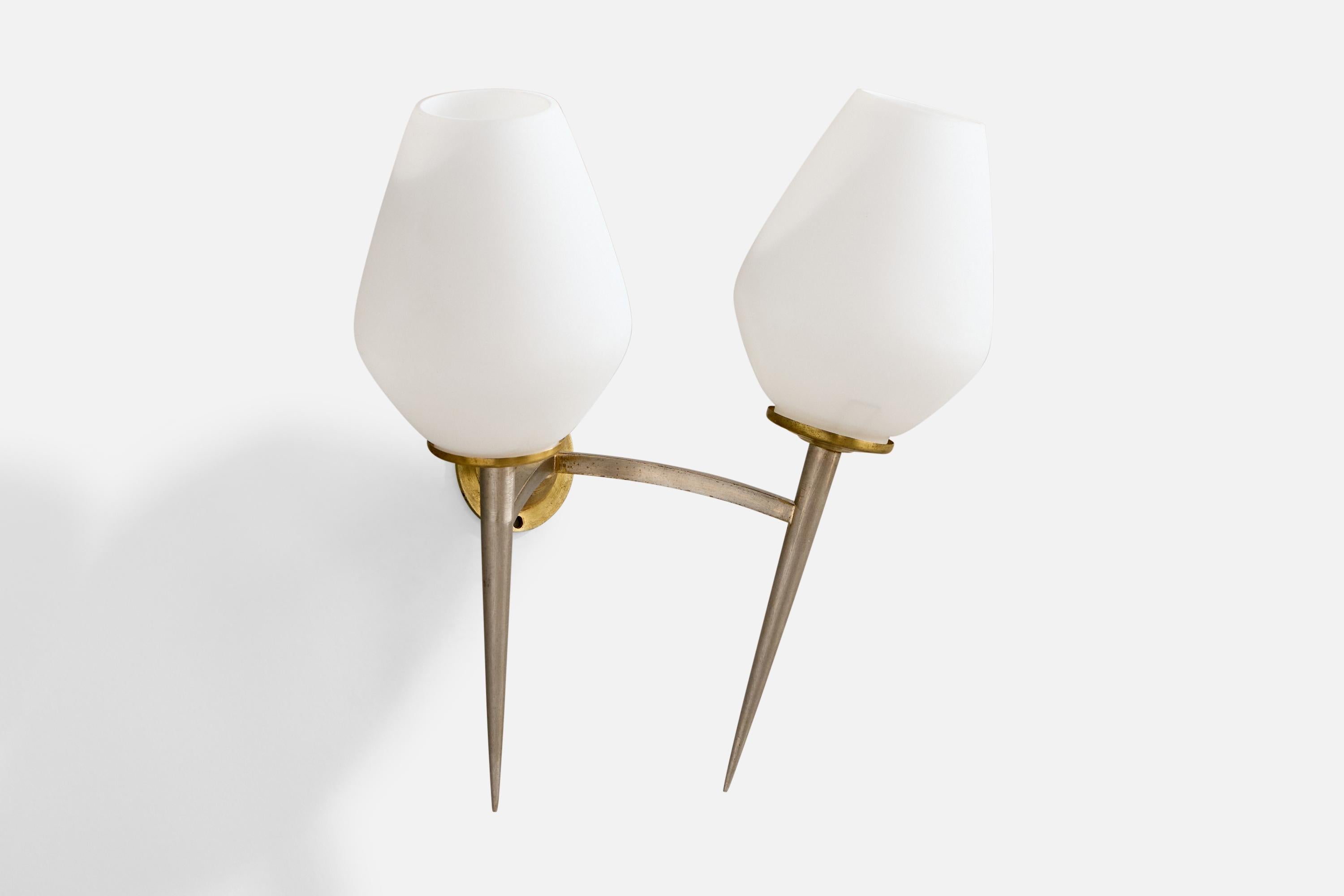 Französische Designerin, Wandleuchte, Messing, Metall, Glas, Frankreich, 1950er Jahre (Moderne der Mitte des Jahrhunderts) im Angebot