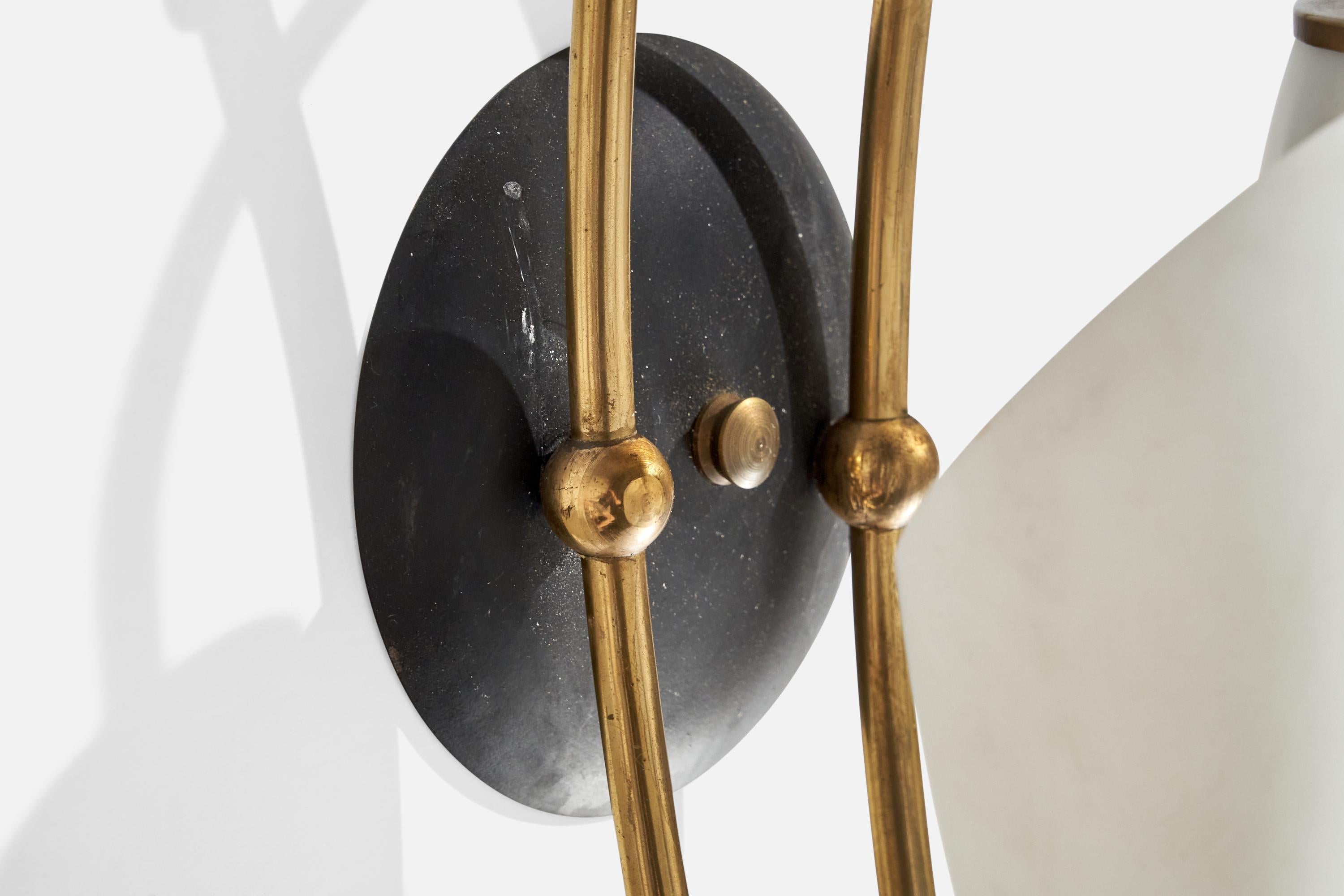 French Designer, Wall Light, Brass, Metal, Glass, France, 1950s In Good Condition For Sale In High Point, NC