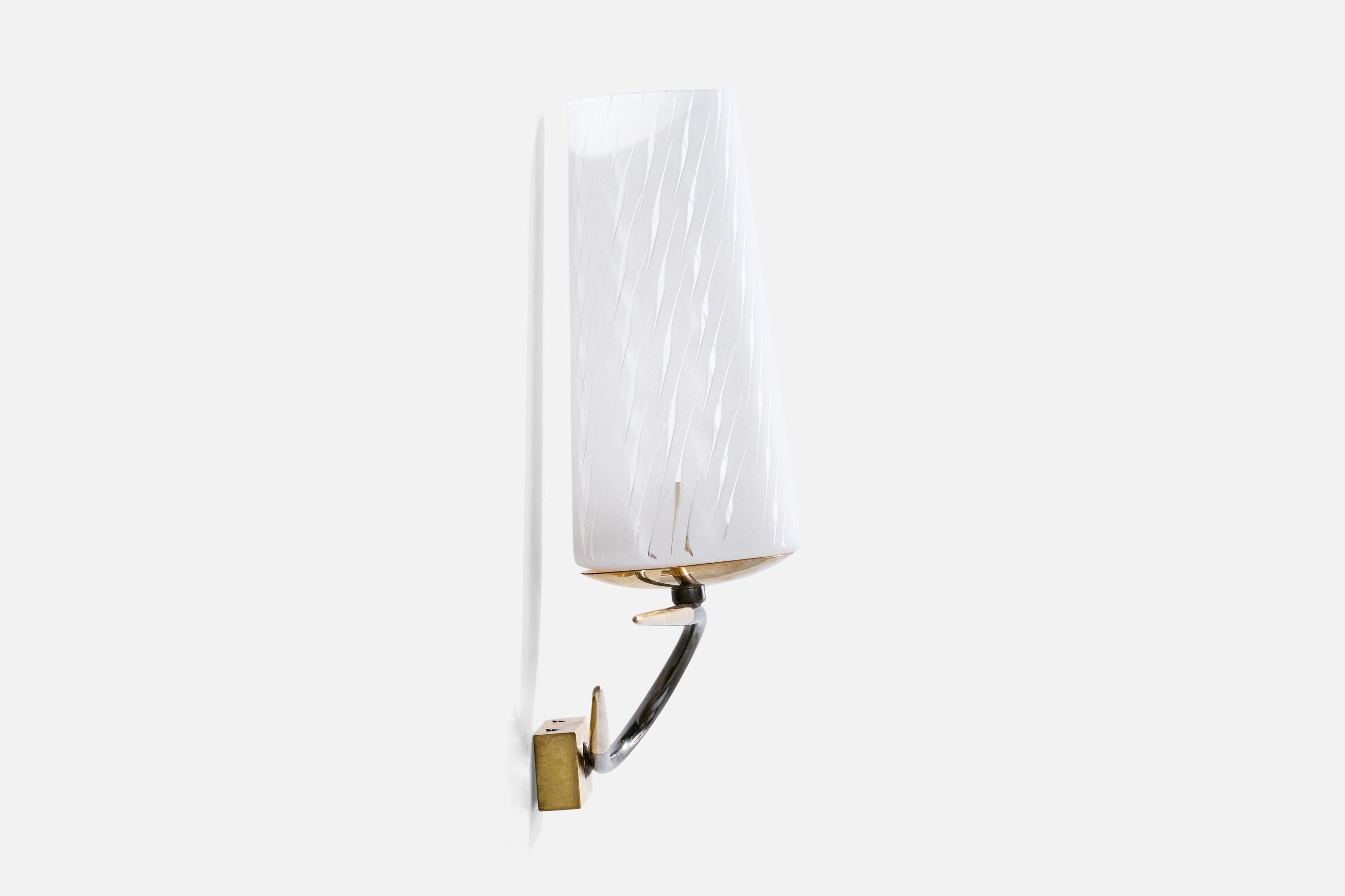 French Designer, Wall Light, Brass, Metal, Glass, France, 1950s In Good Condition For Sale In High Point, NC