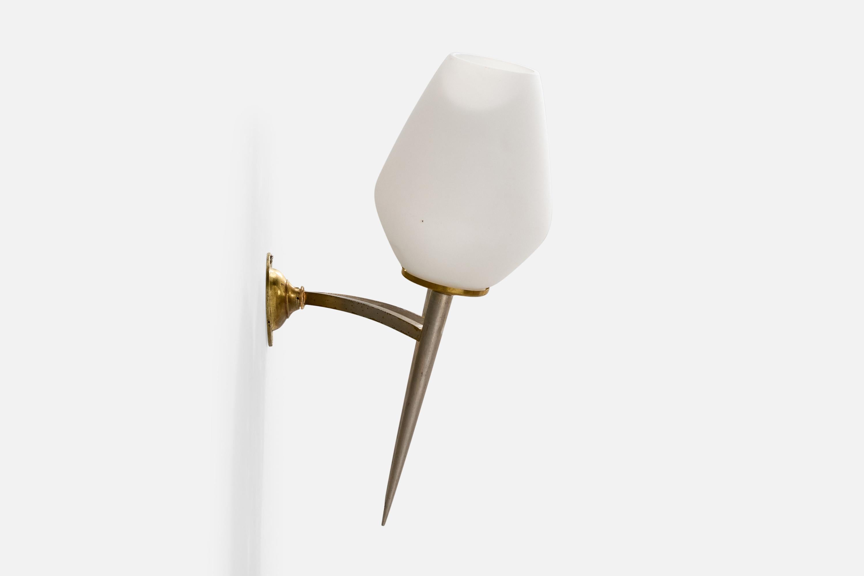 Französische Designerin, Wandleuchte, Messing, Metall, Glas, Frankreich, 1950er Jahre im Zustand „Gut“ im Angebot in High Point, NC