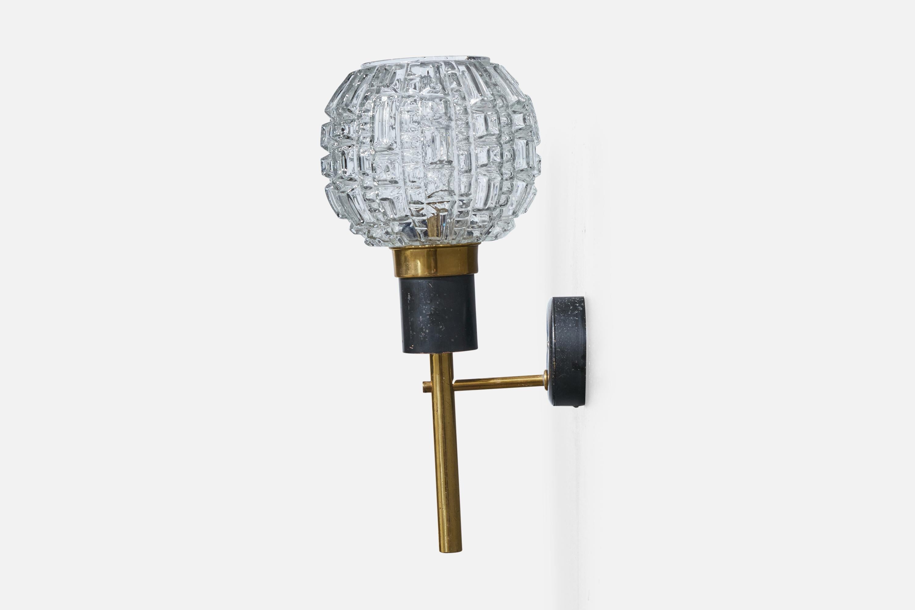 French Designer, Wall Light, Brass, Metal, Glass, France, 1950s In Good Condition For Sale In High Point, NC