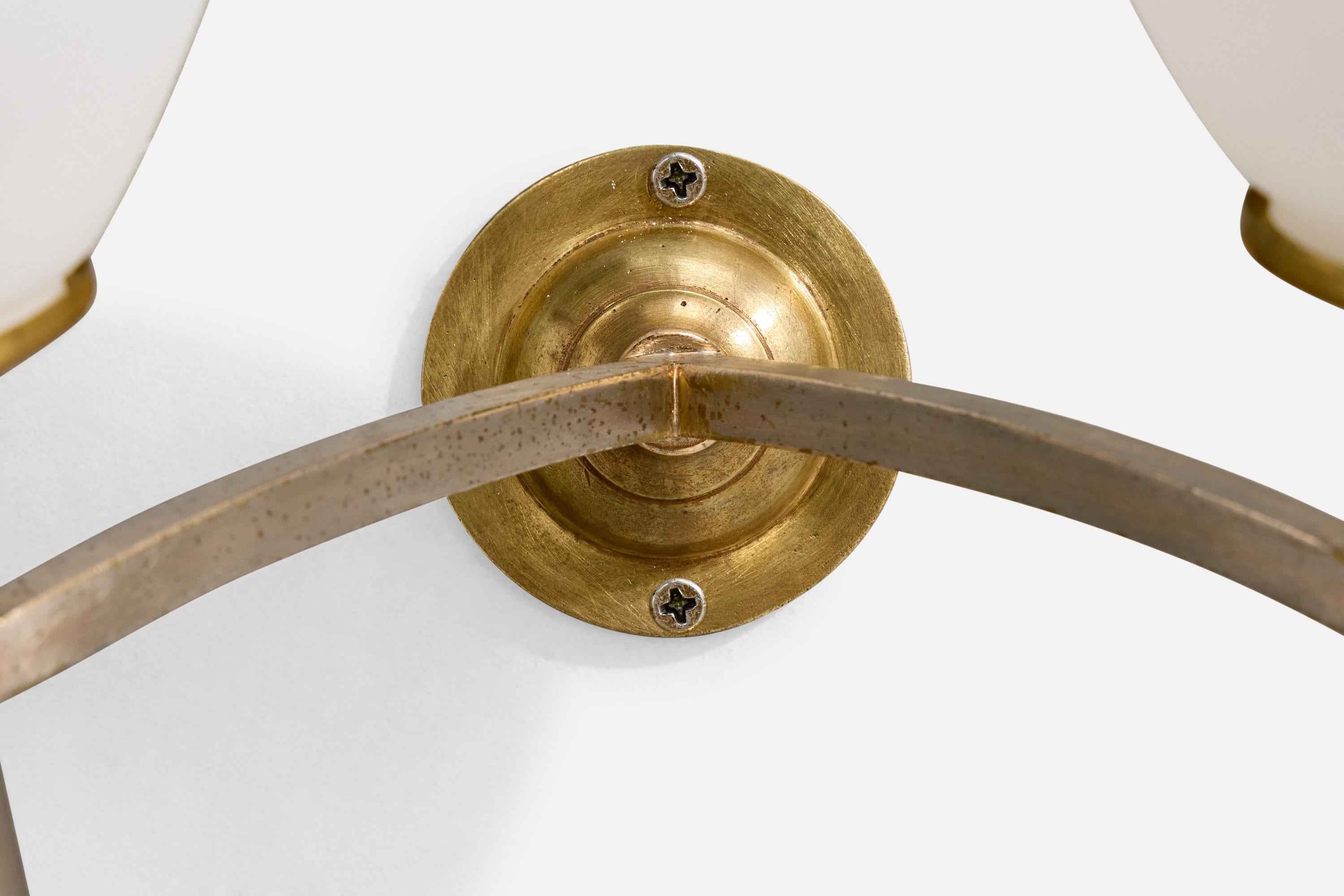 Französische Designerin, Wandleuchte, Messing, Metall, Glas, Frankreich, 1950er Jahre (Mitte des 20. Jahrhunderts) im Angebot