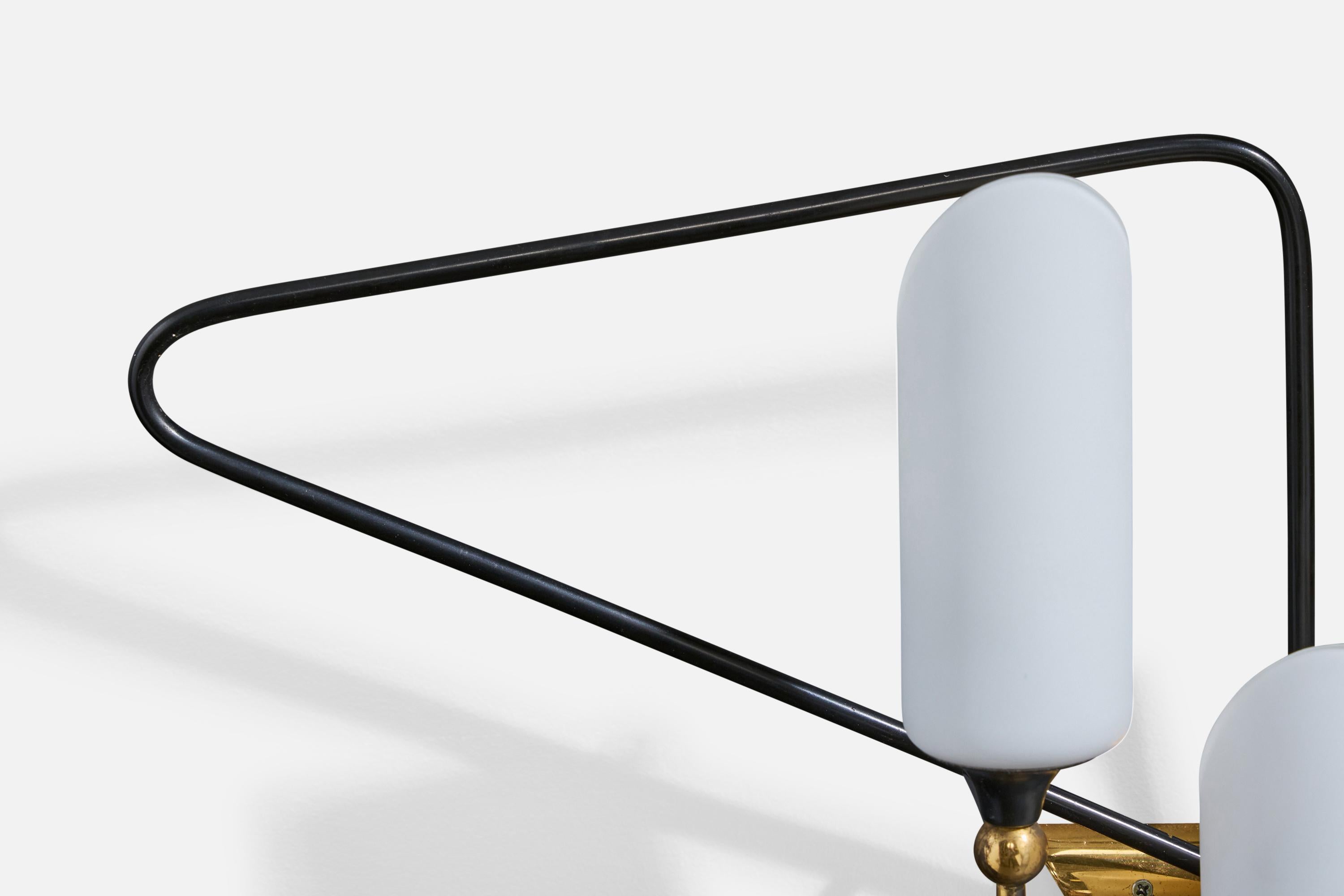 Lampada da parete di design francese, ottone, metallo, vetro, Francia, anni '50 In condizioni buone in vendita a High Point, NC