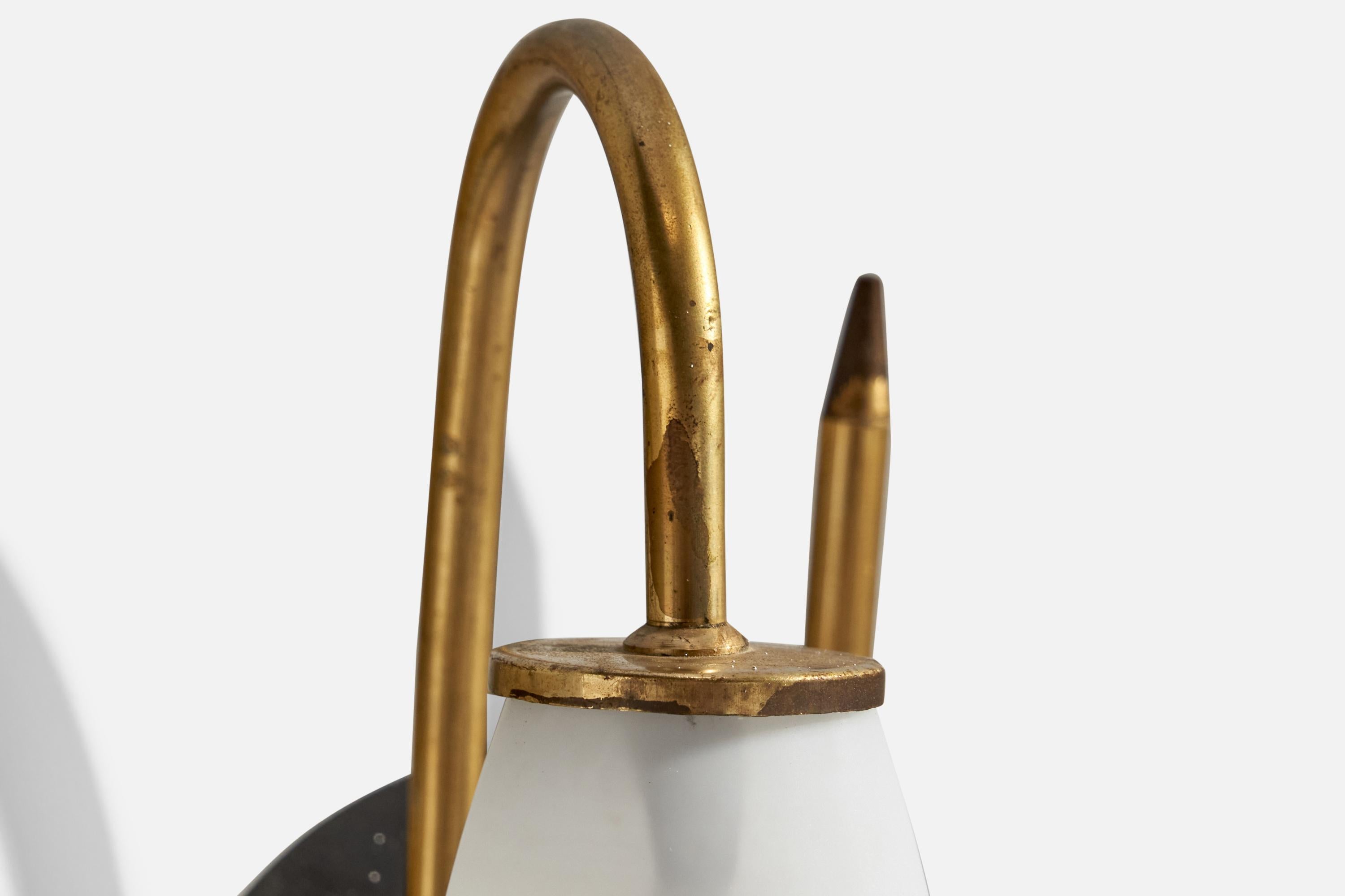 Metà XX secolo Lampada da parete di design francese, ottone, metallo, vetro, Francia, anni '50 in vendita