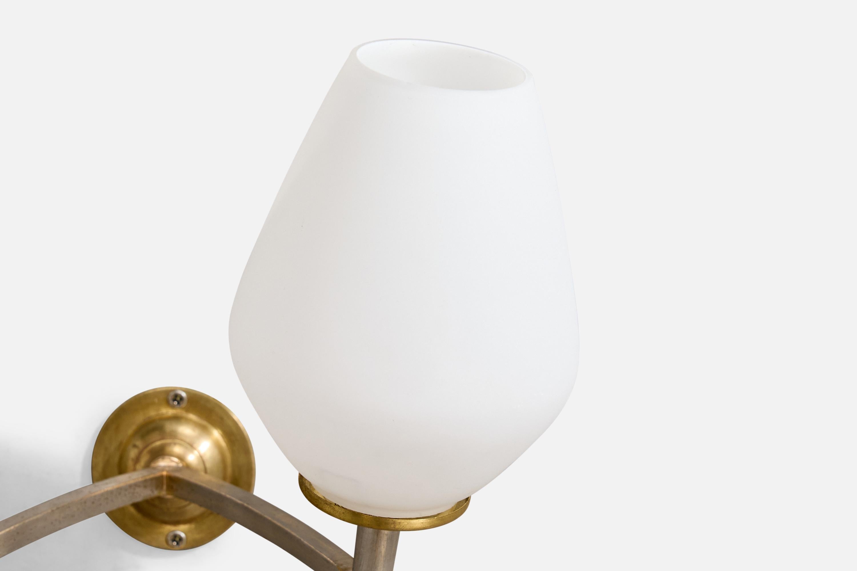 Französische Designerin, Wandleuchte, Messing, Metall, Glas, Frankreich, 1950er Jahre im Angebot 3