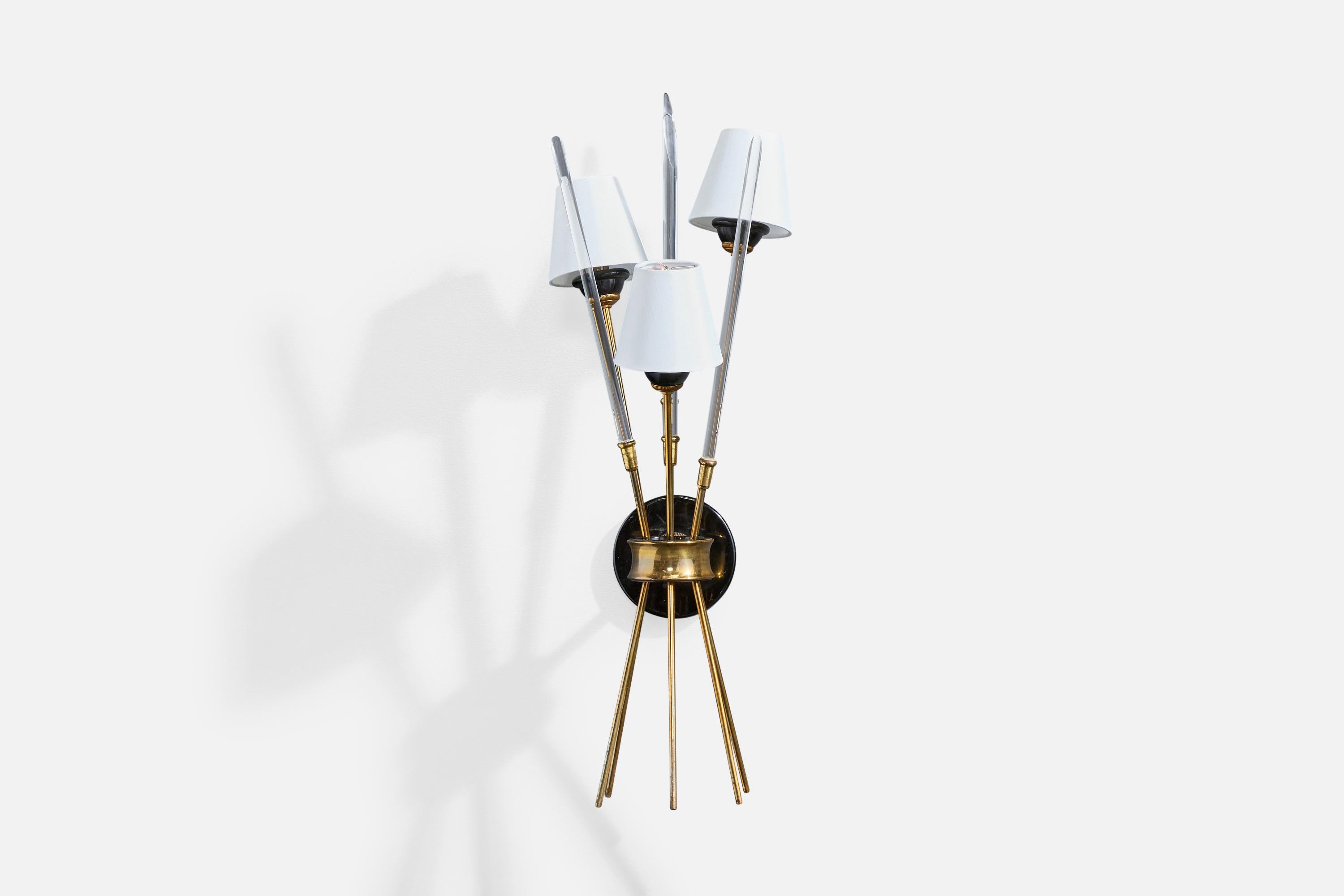 Un'imponente applique in ottone, metallo laccato nero, plexiglass e tessuto bianco progettata e prodotta in Francia, negli anni '50 circa.

L'ottone presenta una leggera ossidazione su tutta la superficie, con un'ossidazione più pesante sulle