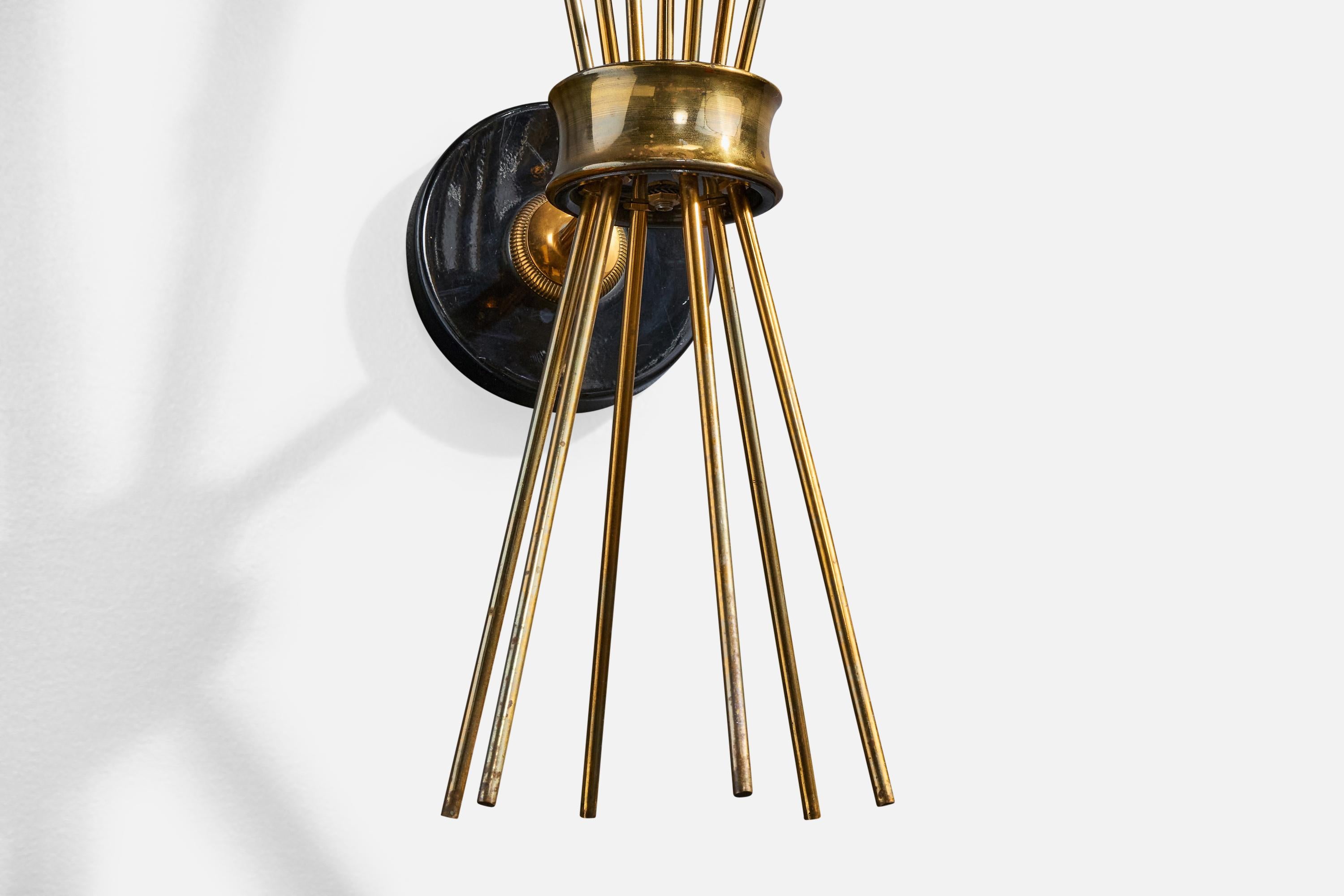 Lampada da parete di design francese, ottone, metallo, plexiglass, tessuto, Francia, anni '50 In condizioni buone in vendita a High Point, NC