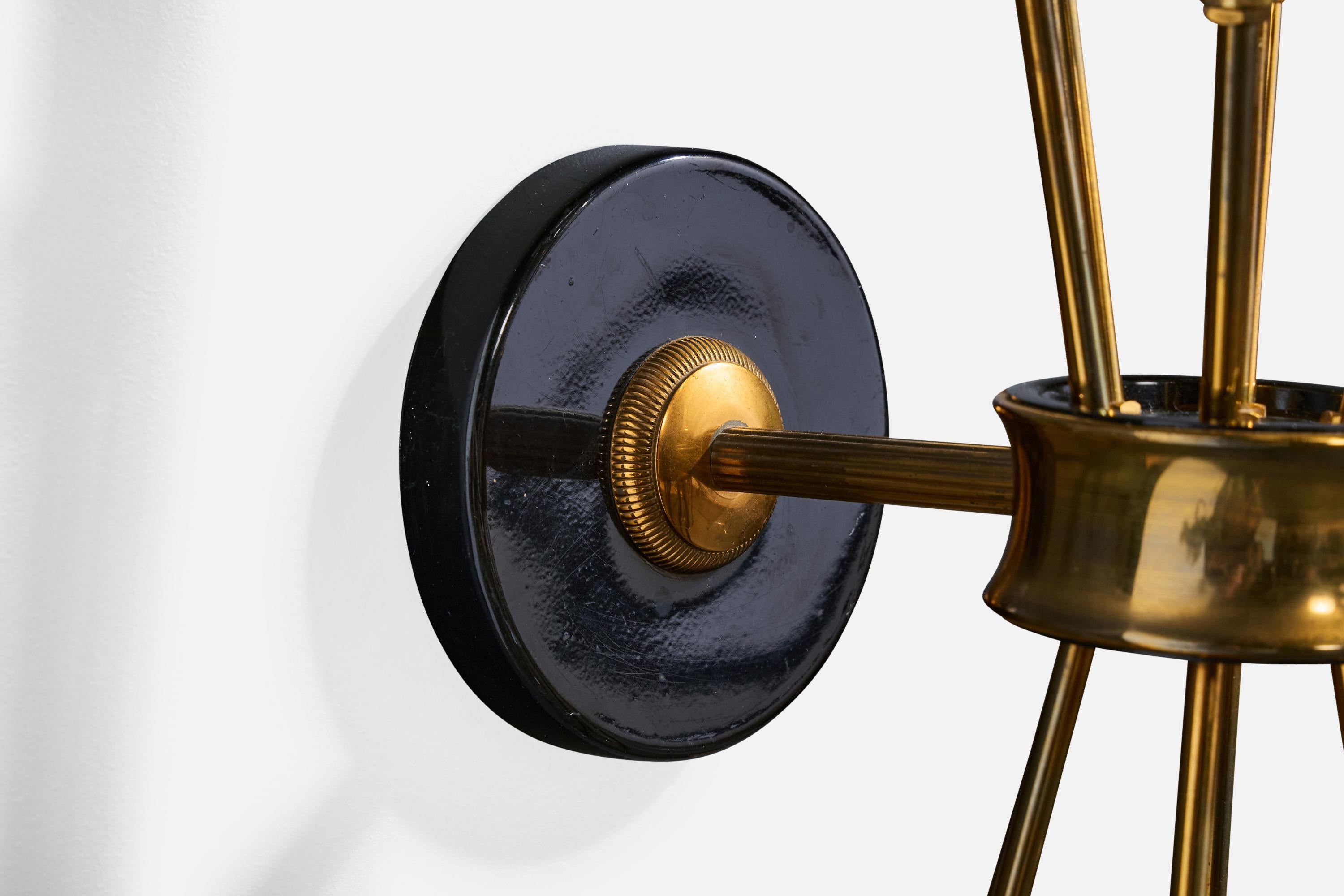 Metallo Lampada da parete di design francese, ottone, metallo, plexiglass, tessuto, Francia, anni '50 in vendita