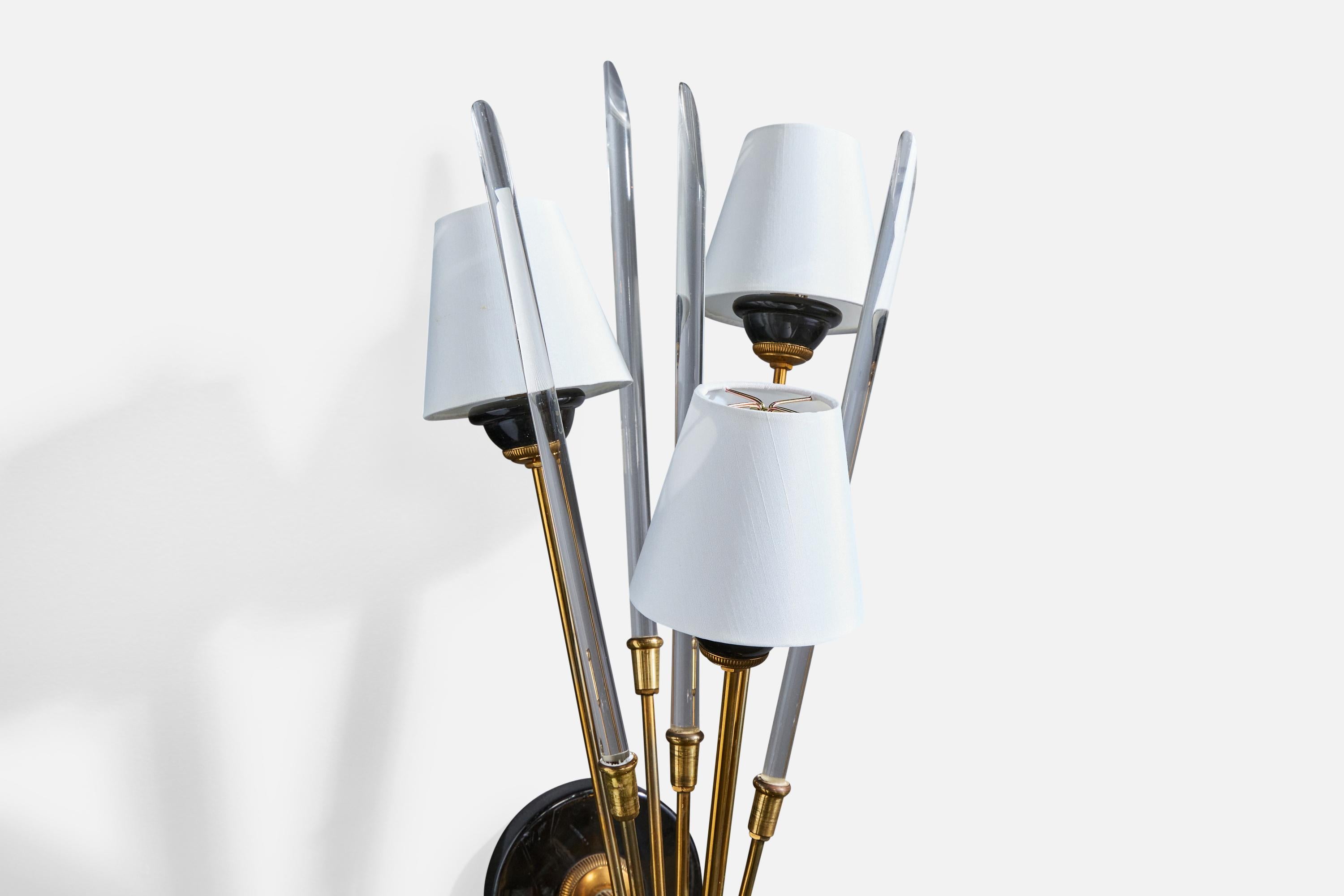 Lampada da parete di design francese, ottone, metallo, plexiglass, tessuto, Francia, anni '50 in vendita 1