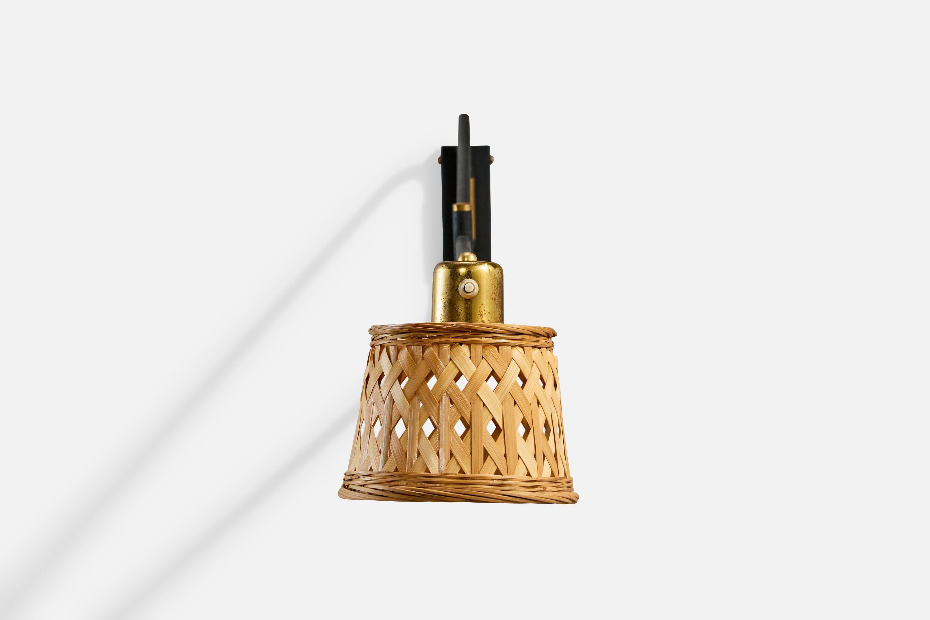 French Designer, Wall Light, Brass, Metal, Rattan, France, 1950s In Good Condition For Sale In High Point, NC