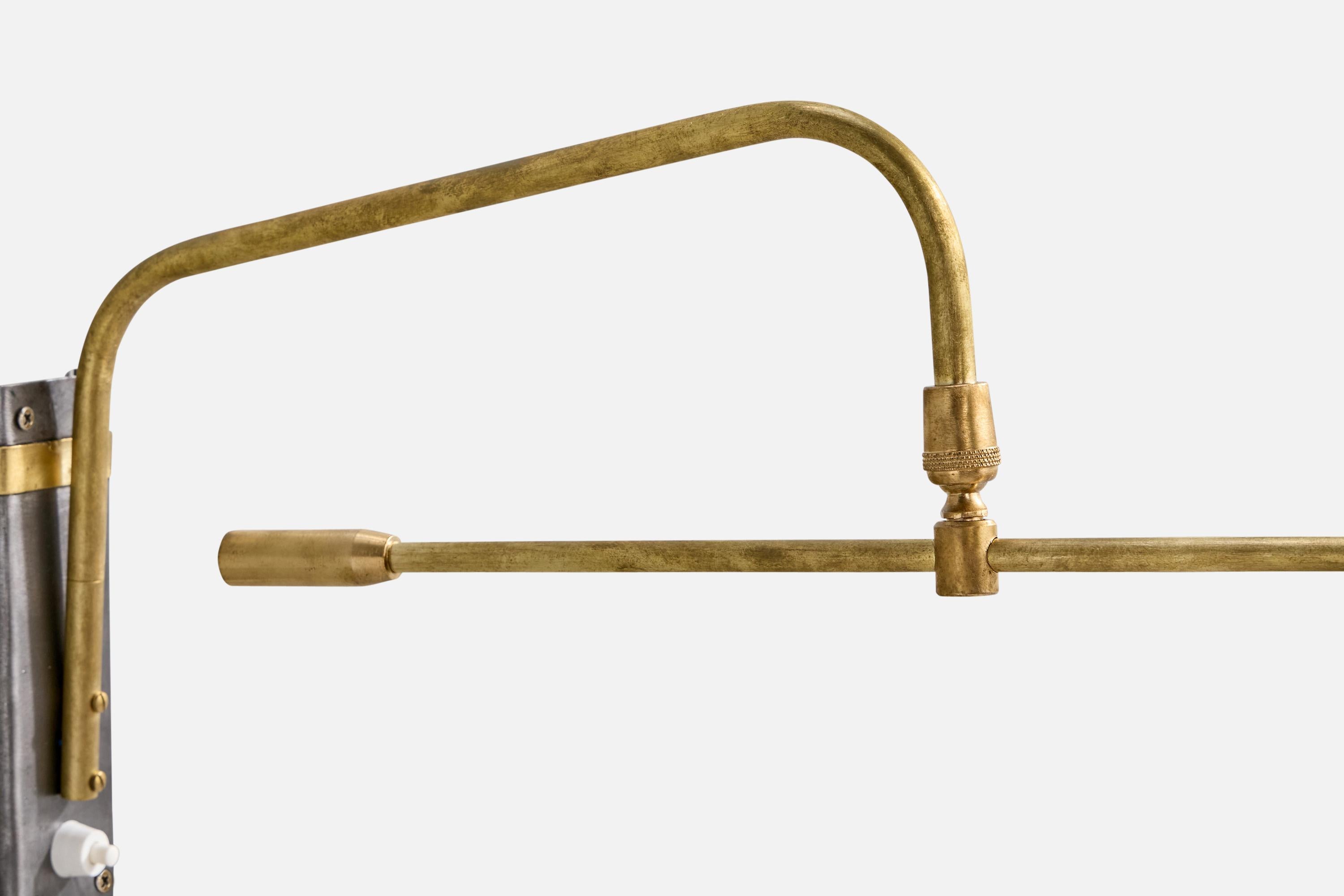 Milieu du XXe siècle Applique murale de designer français, laiton, métal, rotin, France, années 1950 en vente