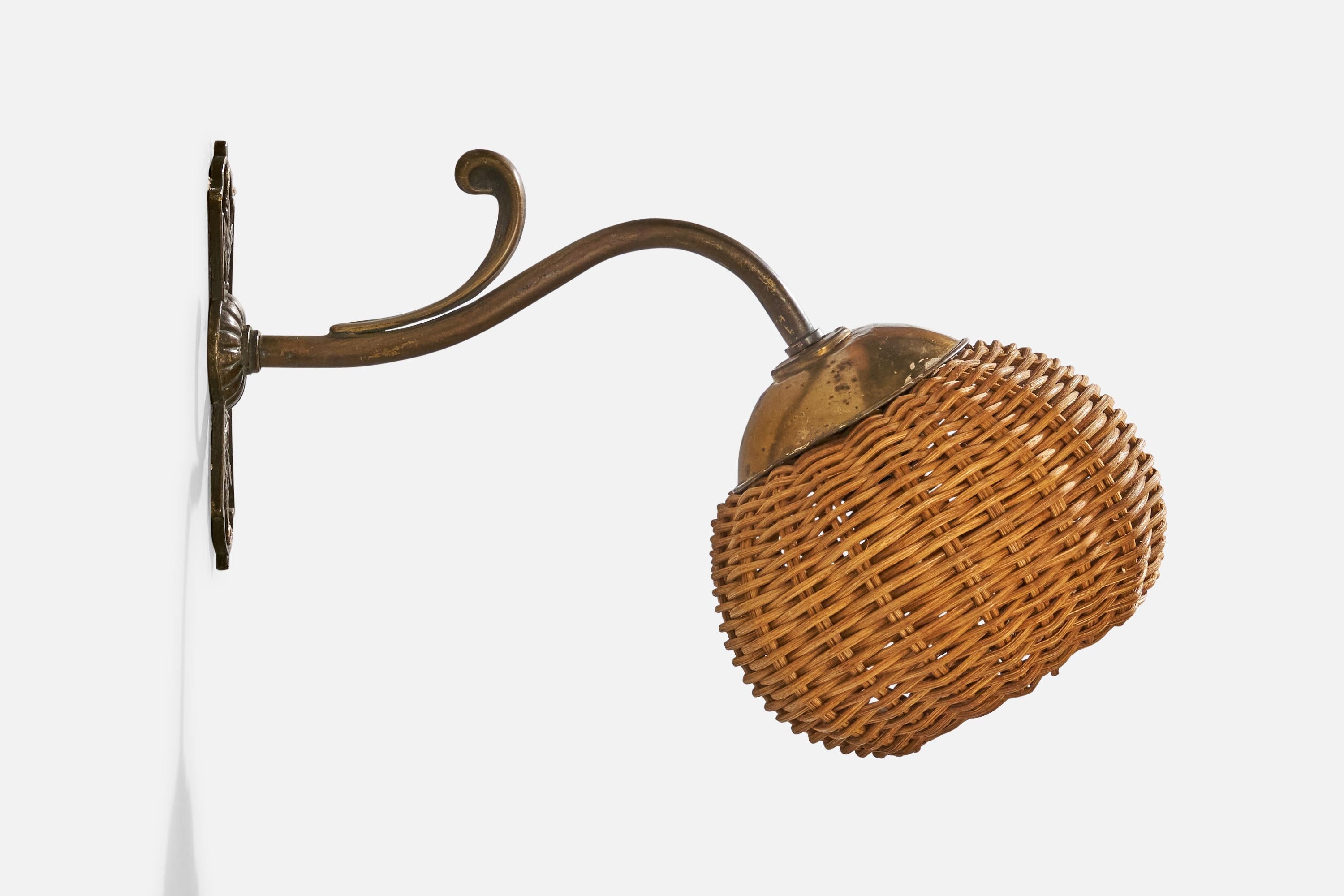 French Designer, Wall Light, Brass, Rattan, France, 1940s In Good Condition For Sale In High Point, NC