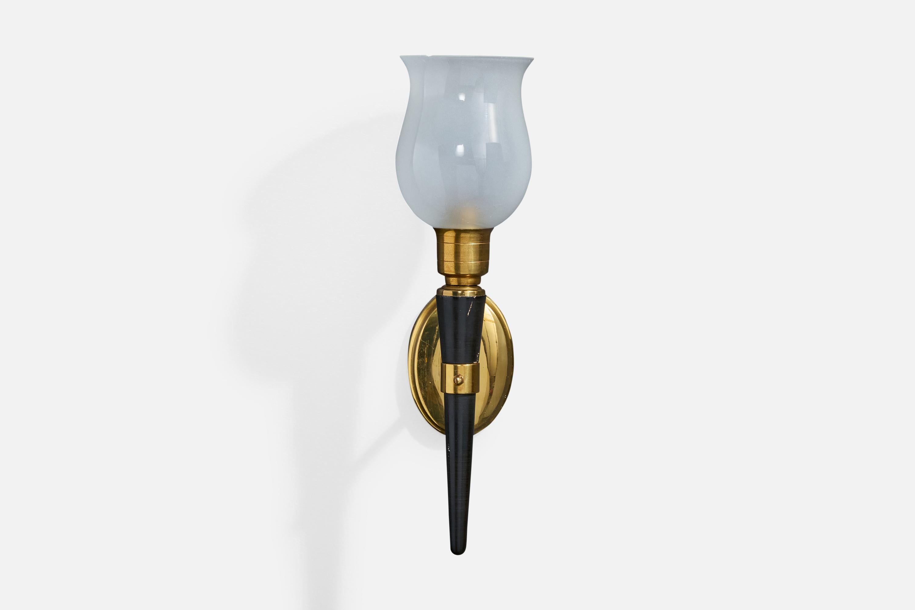 Französische Designerin, Wandleuchte, Messing, Holz, Glas, Frankreich, 1950er Jahre (Moderne der Mitte des Jahrhunderts) im Angebot