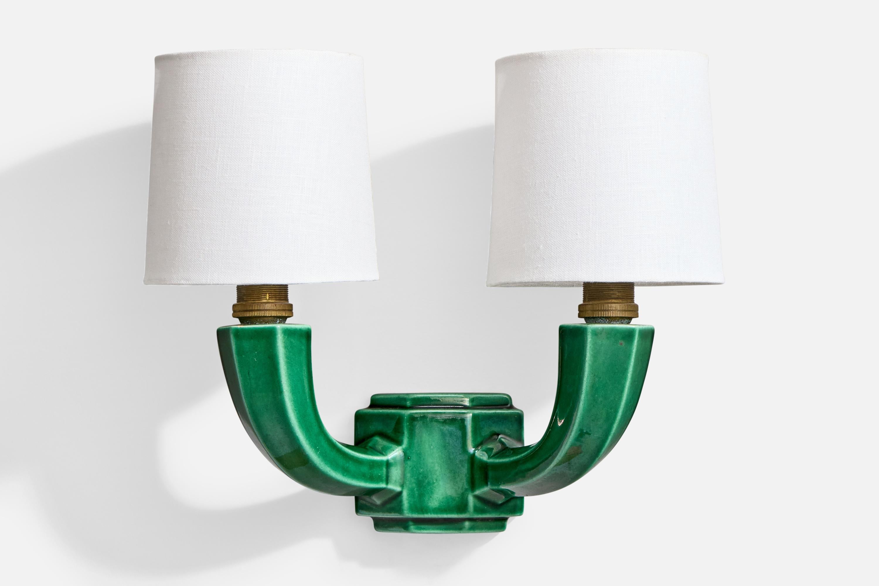 Applique in ceramica smaltata verde, ottone e tessuto bianco, progettata e prodotta in Francia, negli anni '50 circa.

Dimensioni complessive (pollici): 9,25 