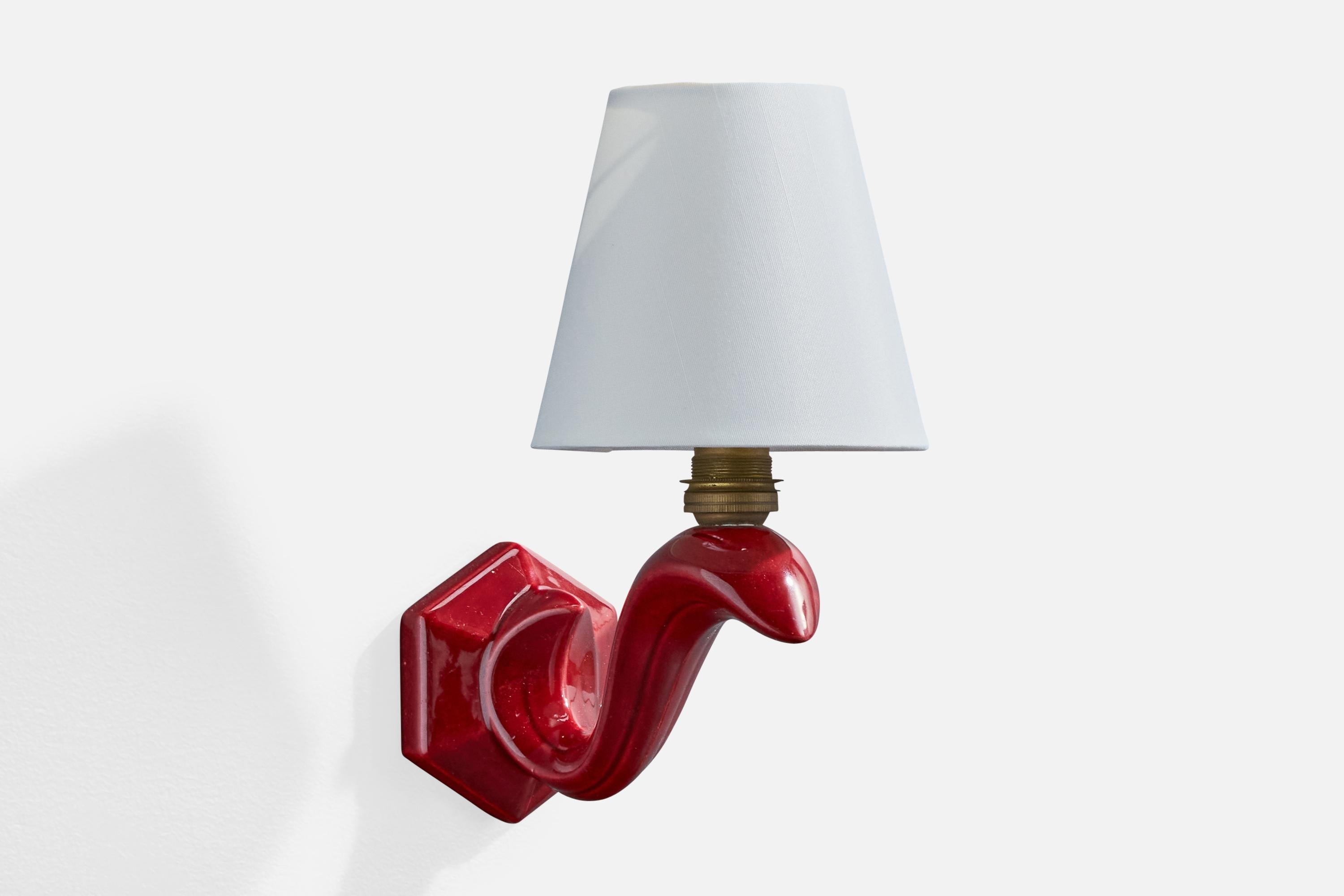 Applique in ceramica laccata rossa, ottone e tessuto bianco progettata e prodotta in Francia, negli anni '60 circa.

Dimensioni complessive (pollici): 9,0 