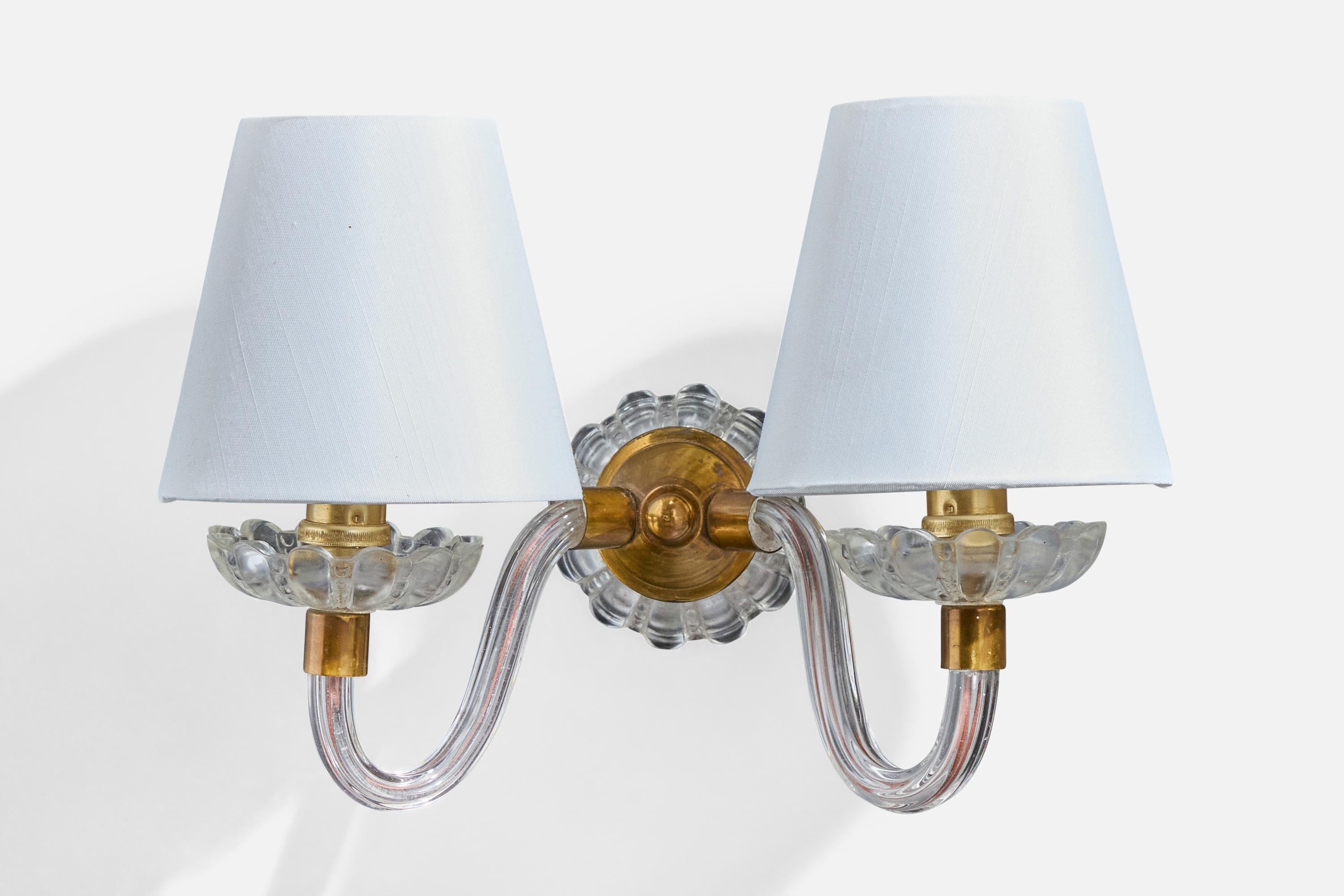 Aplique de latón, cristal y tela blanca diseñado y fabricado en Francia, c. 1950.

Dimensiones totales (en pulgadas): 8,0 