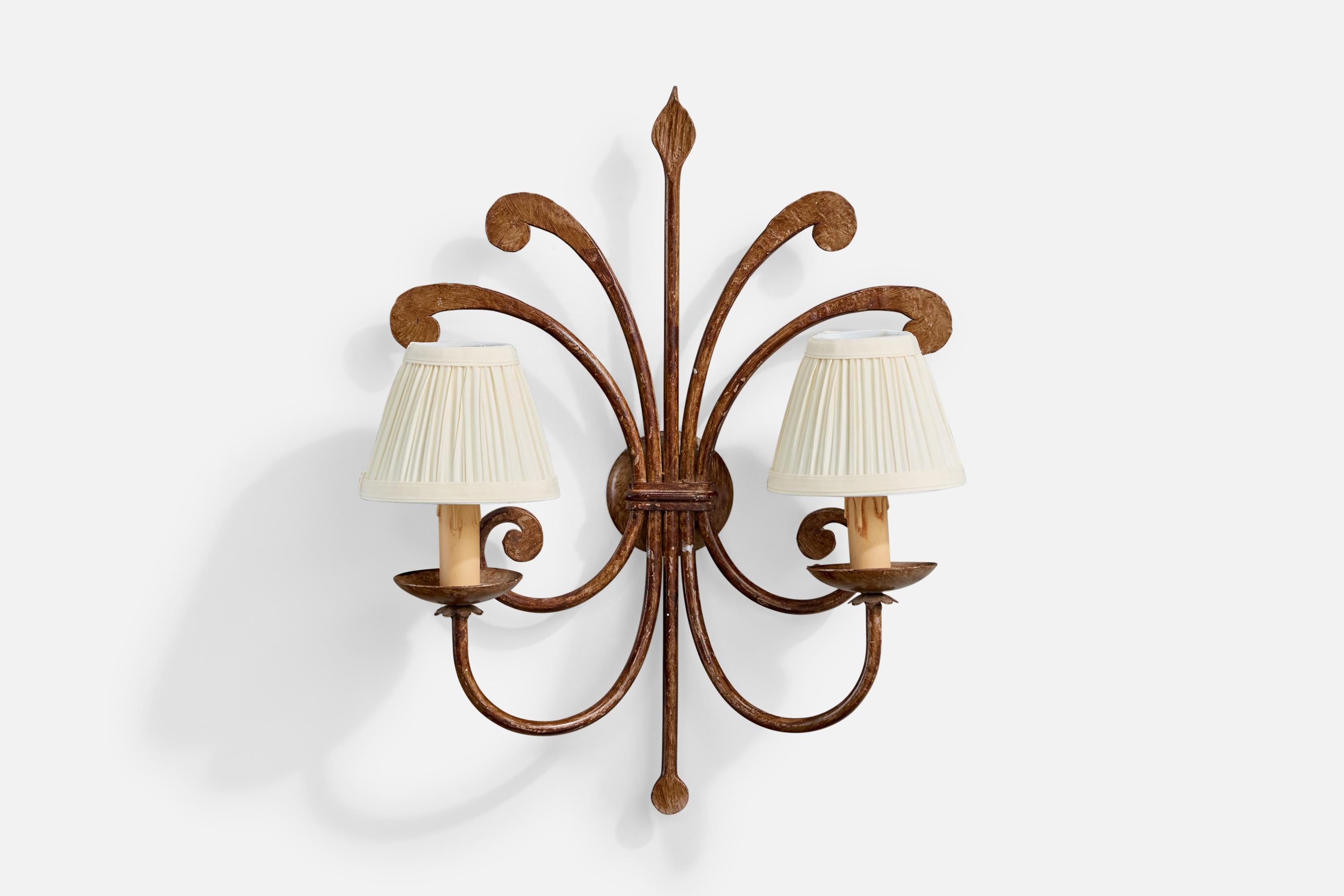 Aplique de hierro pintado en bronce, baquelita beige y tela blanquecina, diseñado y fabricado en Francia, c. 1940.

Dimensiones totales (pulgadas): 19 