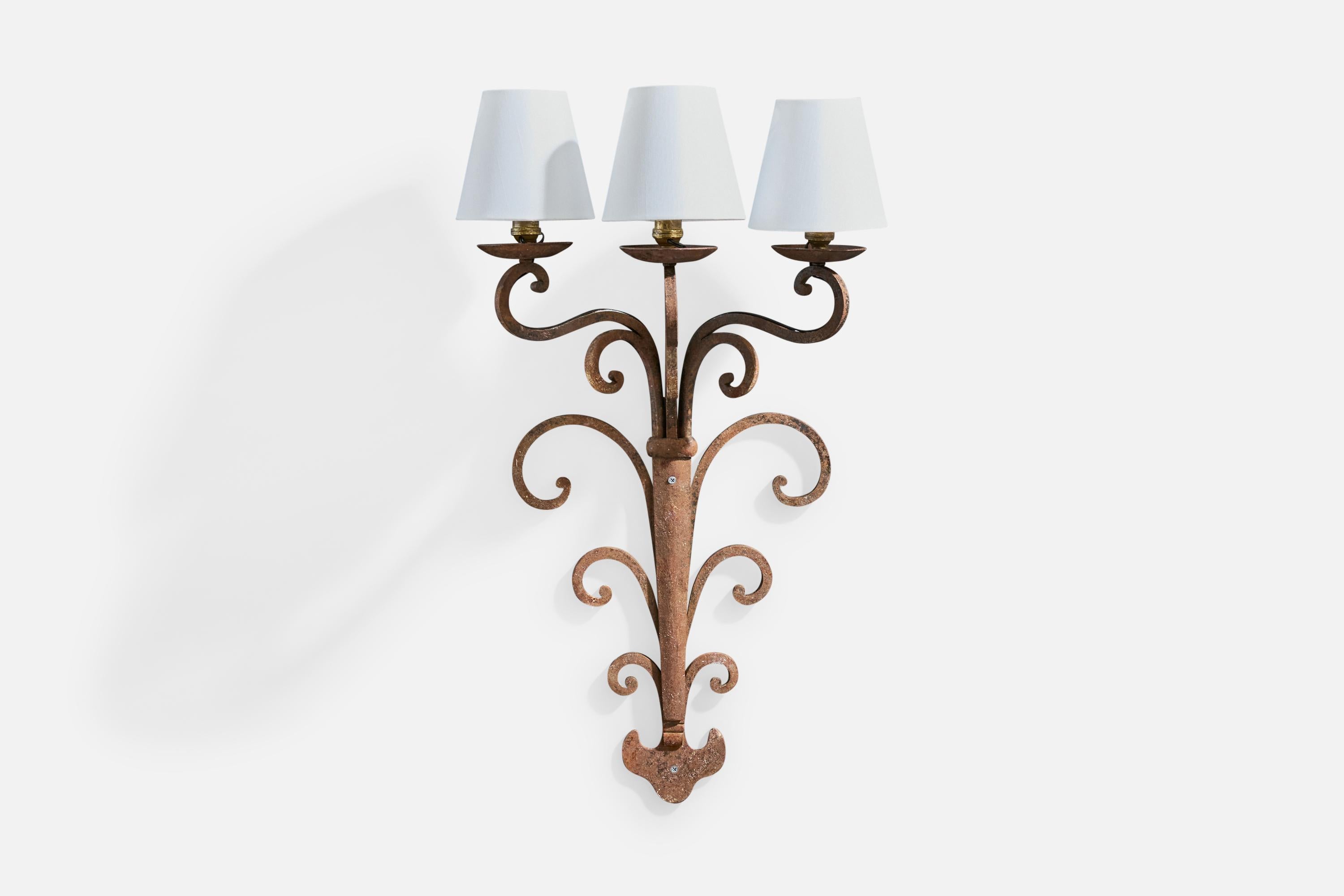 Importante applique en fer patiné, laiton et tissu blanc, conçue et fabriquée en France, vers les années 1940.

Forte oxydation sur l'ensemble du document. Dimensions totales (pouces) : 27 