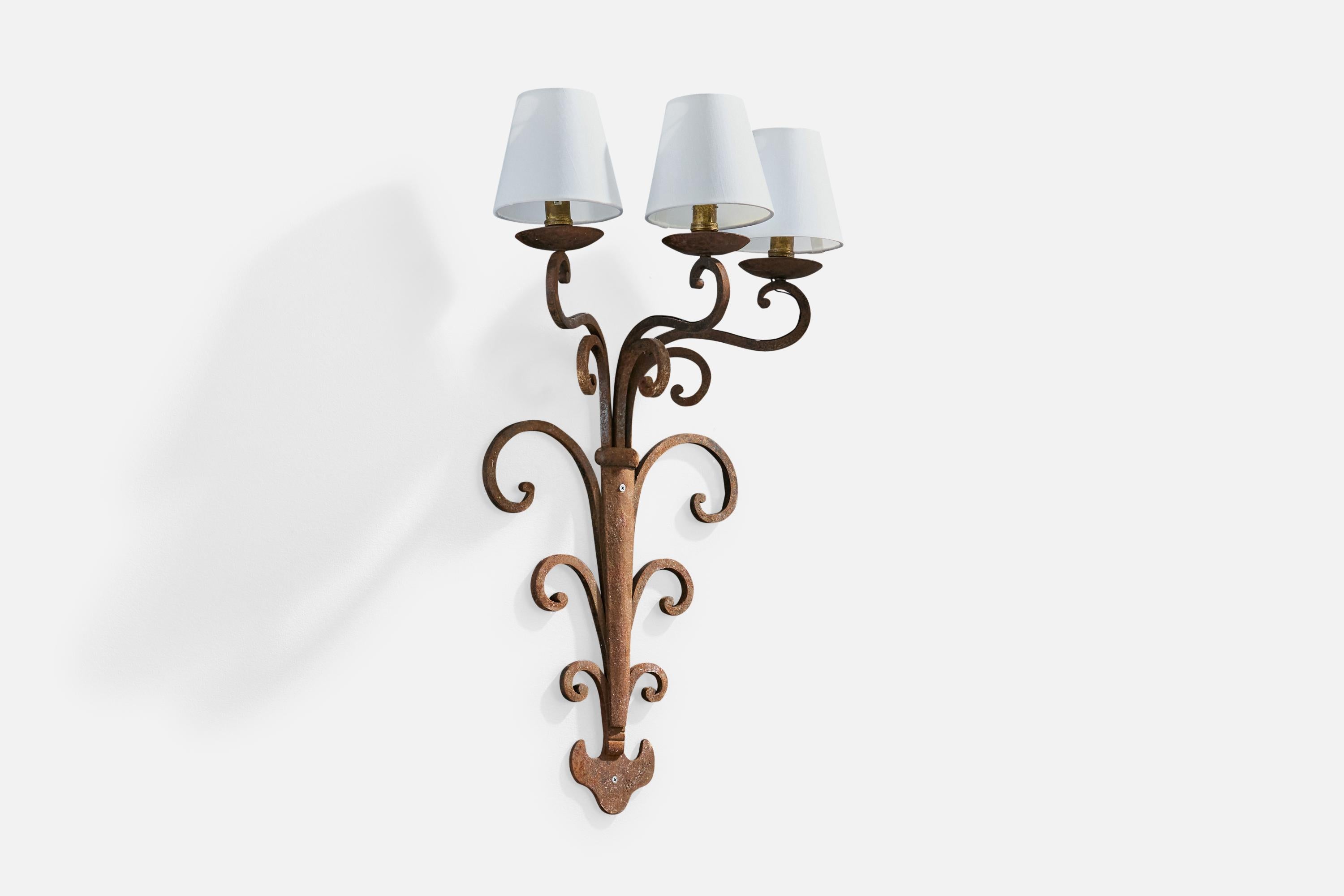 Mid-Century Modern Designer français, Design-Light, fer, laiton, tissu, France, années 1940 en vente