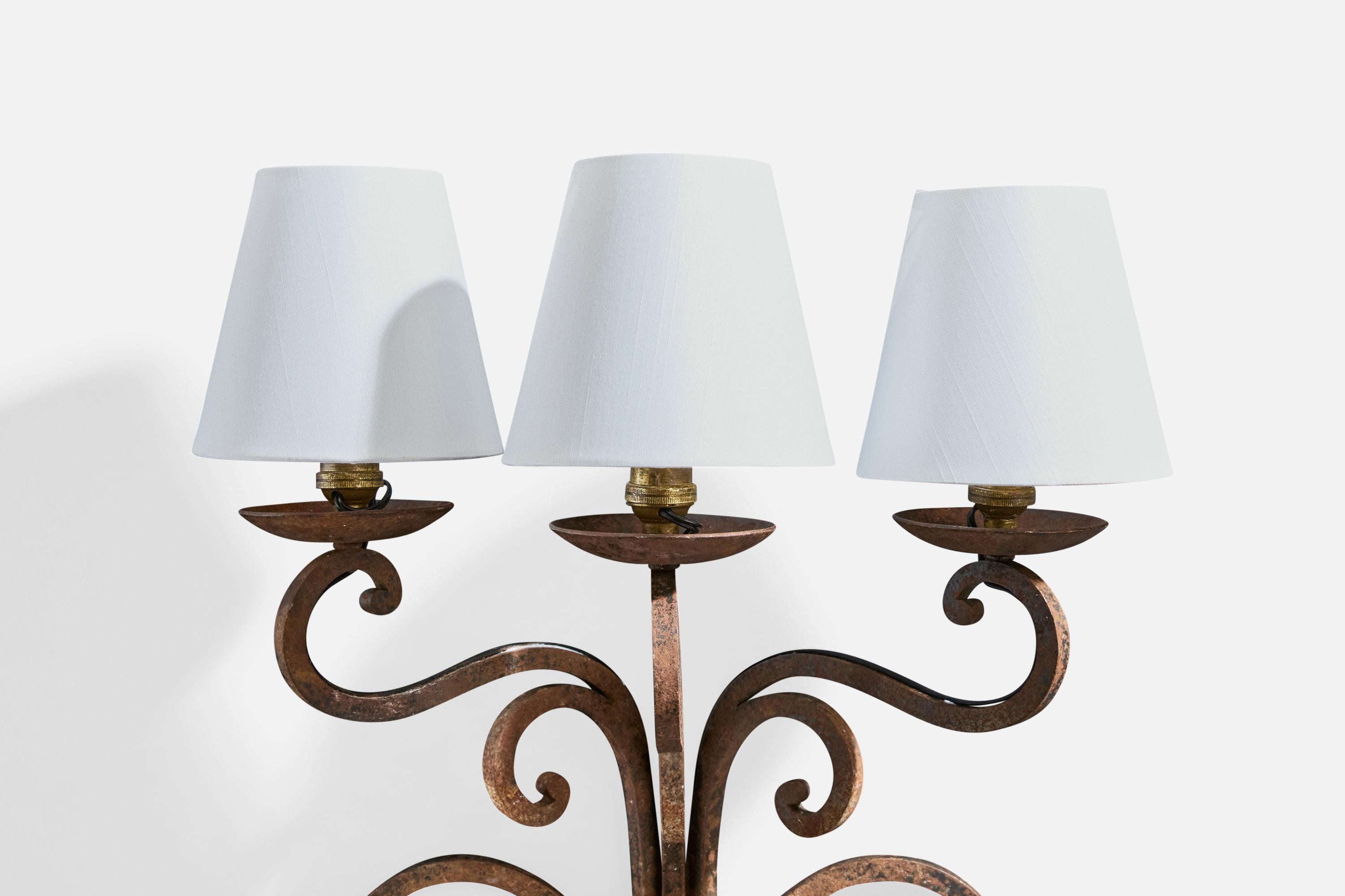 Designer français, Design-Light, fer, laiton, tissu, France, années 1940 Bon état - En vente à High Point, NC