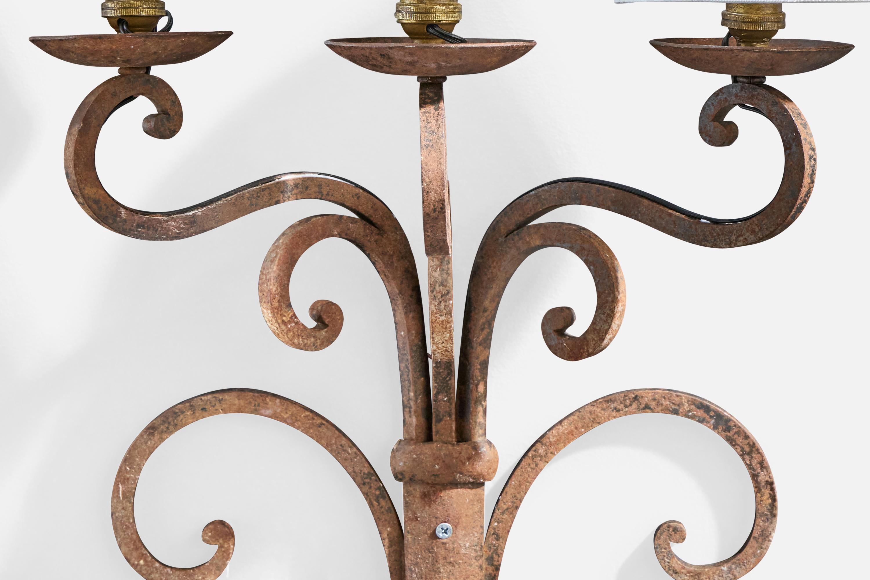 Laiton Designer français, Design-Light, fer, laiton, tissu, France, années 1940 en vente