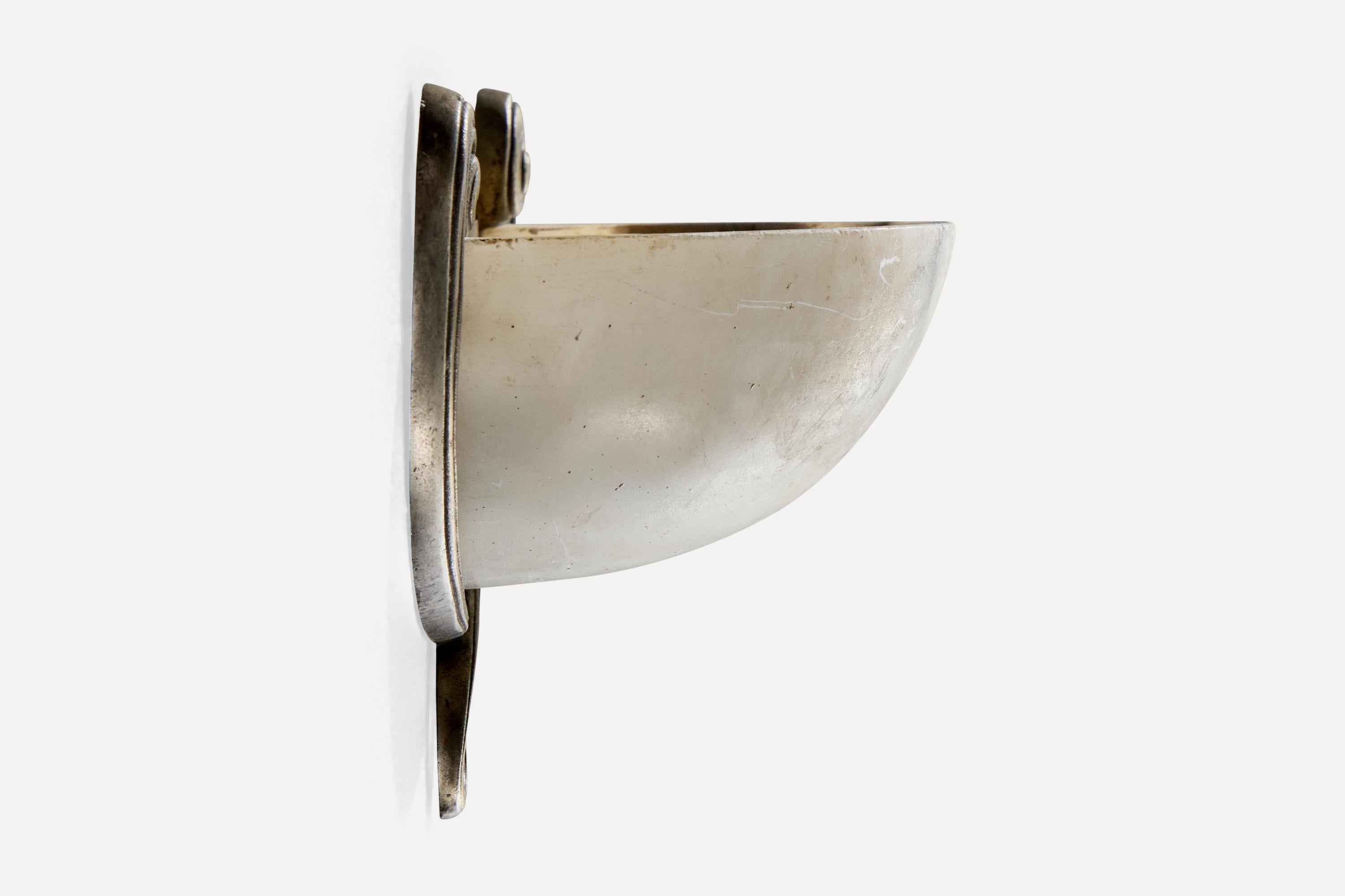 Designer francese, lampada da parete, metallo, alabastro, Francia, anni '30 In condizioni buone in vendita a High Point, NC