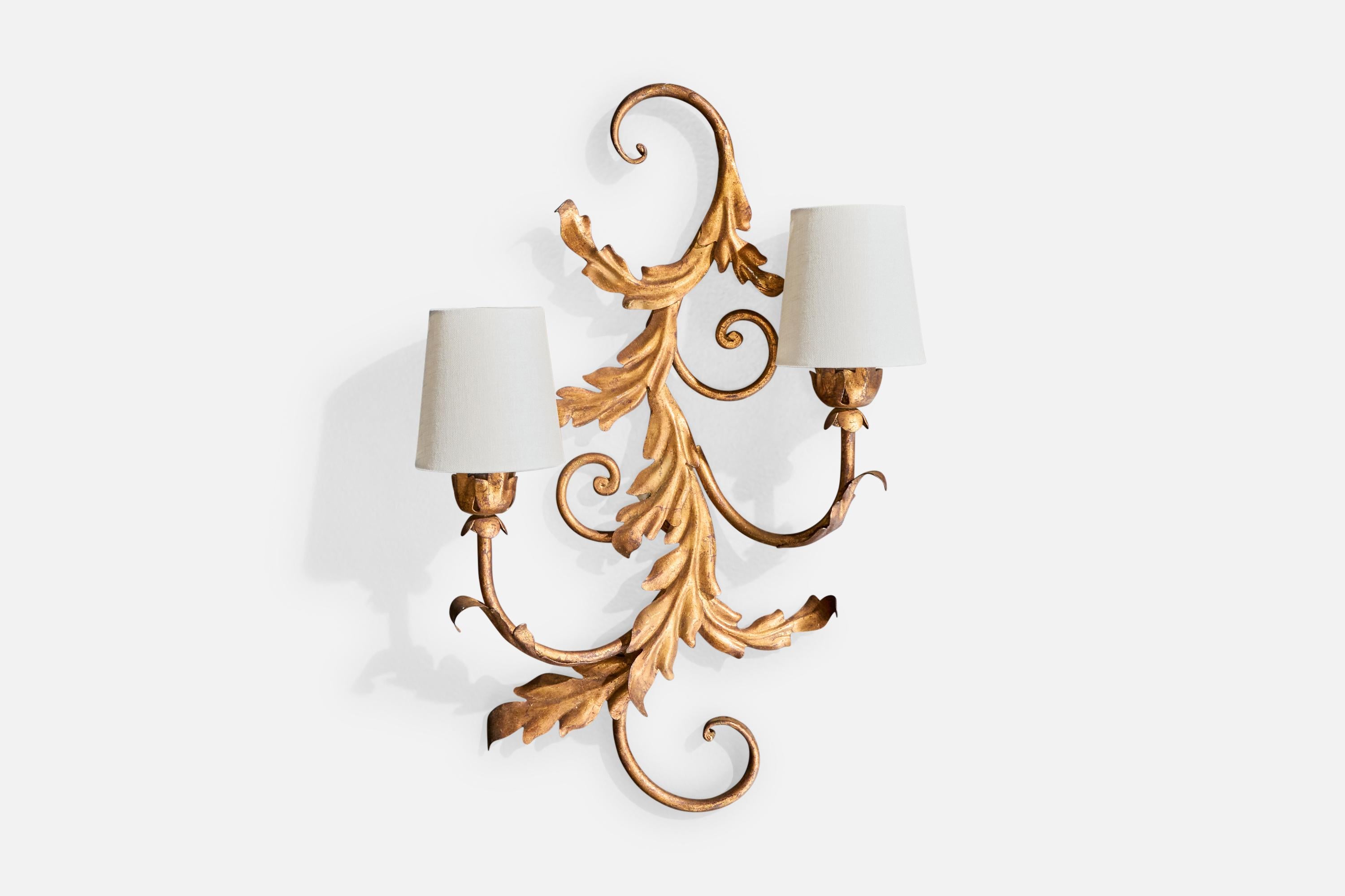 Un'applique in metallo dorato e tessuto bianco probabilmente disegnata e prodotta in Francia, negli anni '50 circa.

Ossidazione presente nel rame

Usura coerente con l'età e l'uso

Dimensioni complessive (pollici): 21,0 
