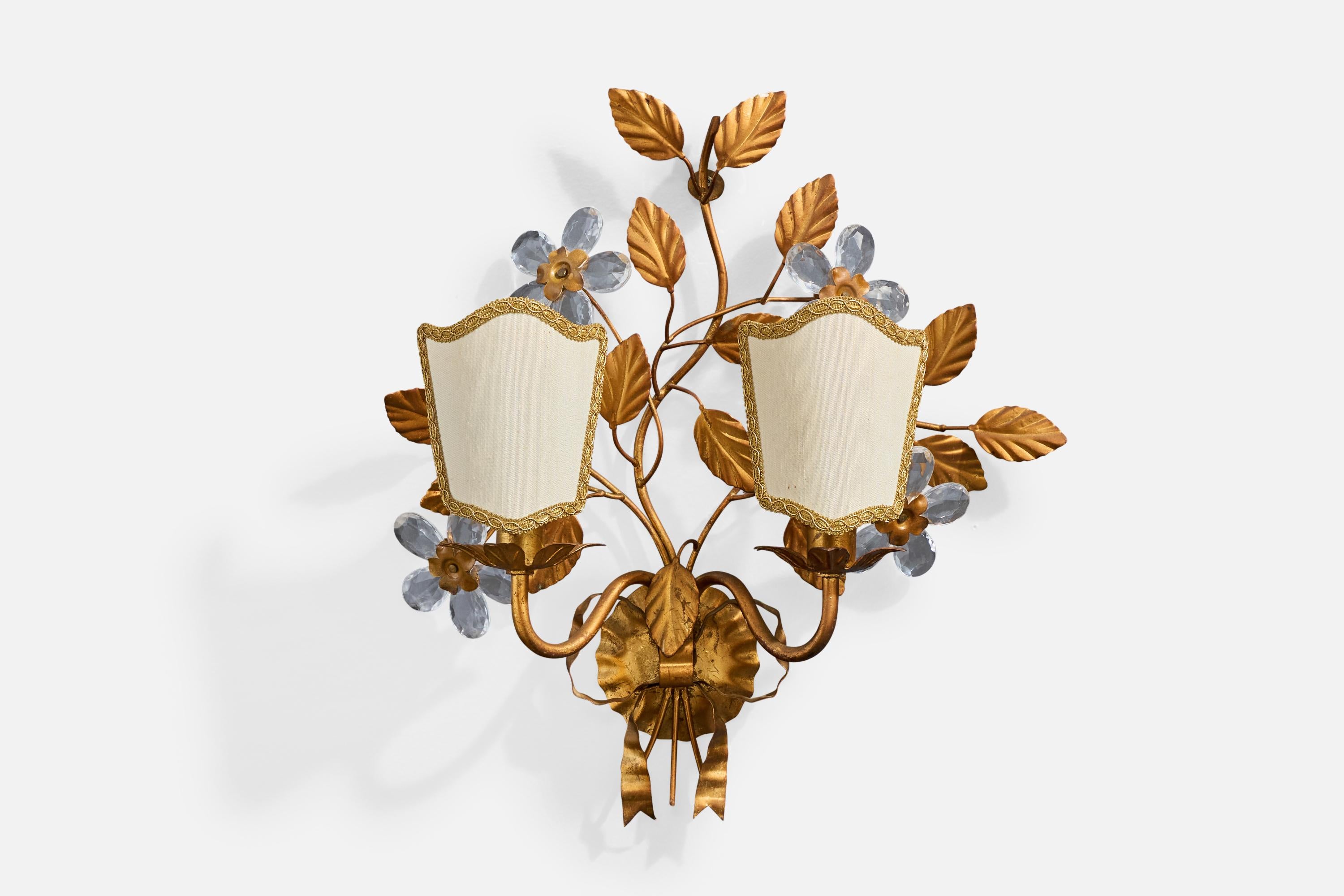 Un'applique in metallo dorato, vetro e tessuto bianco sporco probabilmente progettata e prodotta in Francia, negli anni '60 circa.

Pesante ossidazione in tutto il bronzo. 

Dimensioni complessive (pollici): 17,0 