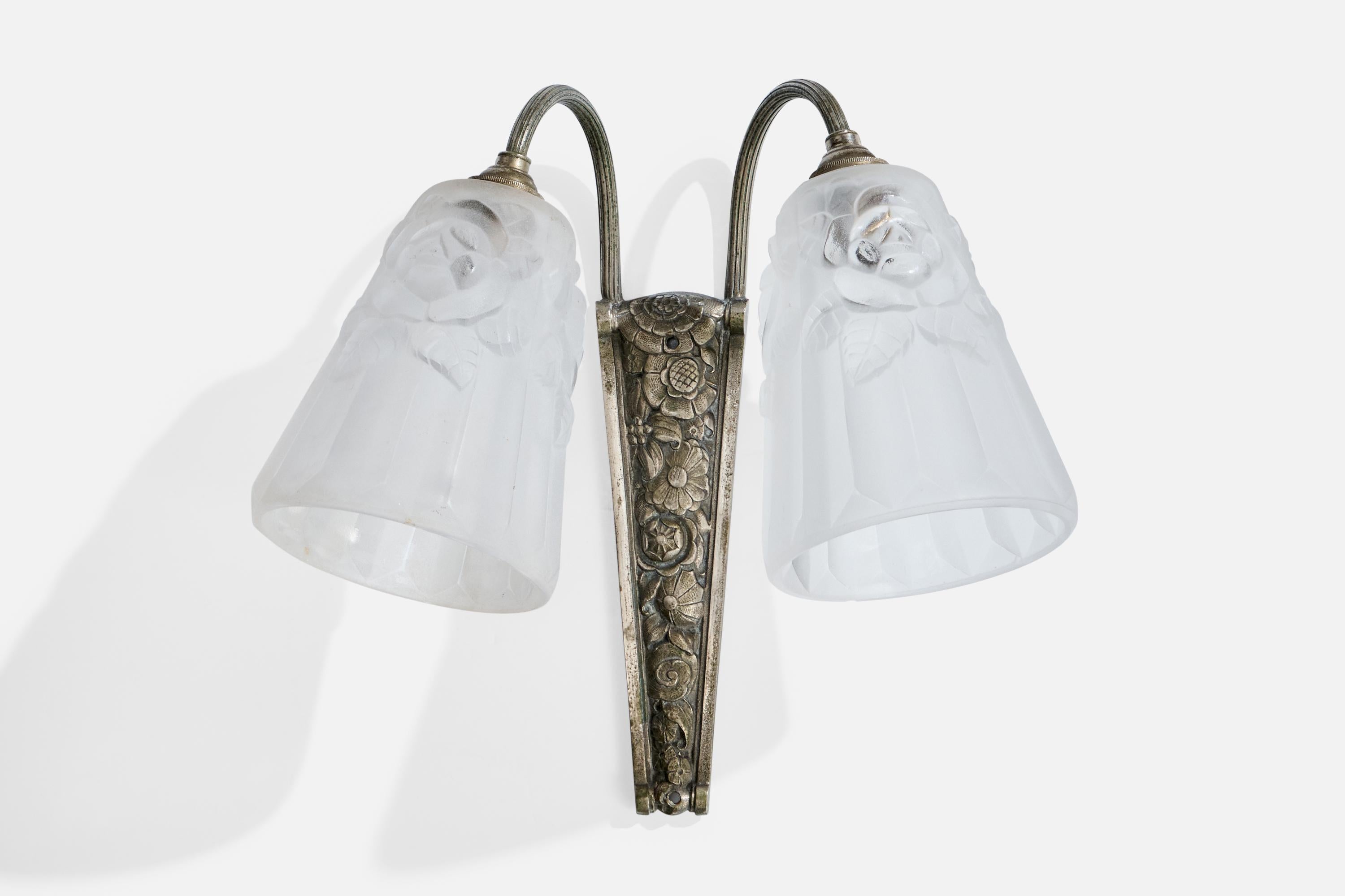 Un'applique in metallo fuso e vetro probabilmente progettata e prodotta in Francia, negli anni '30 circa.

Dimensioni complessive (pollici): 10,9 