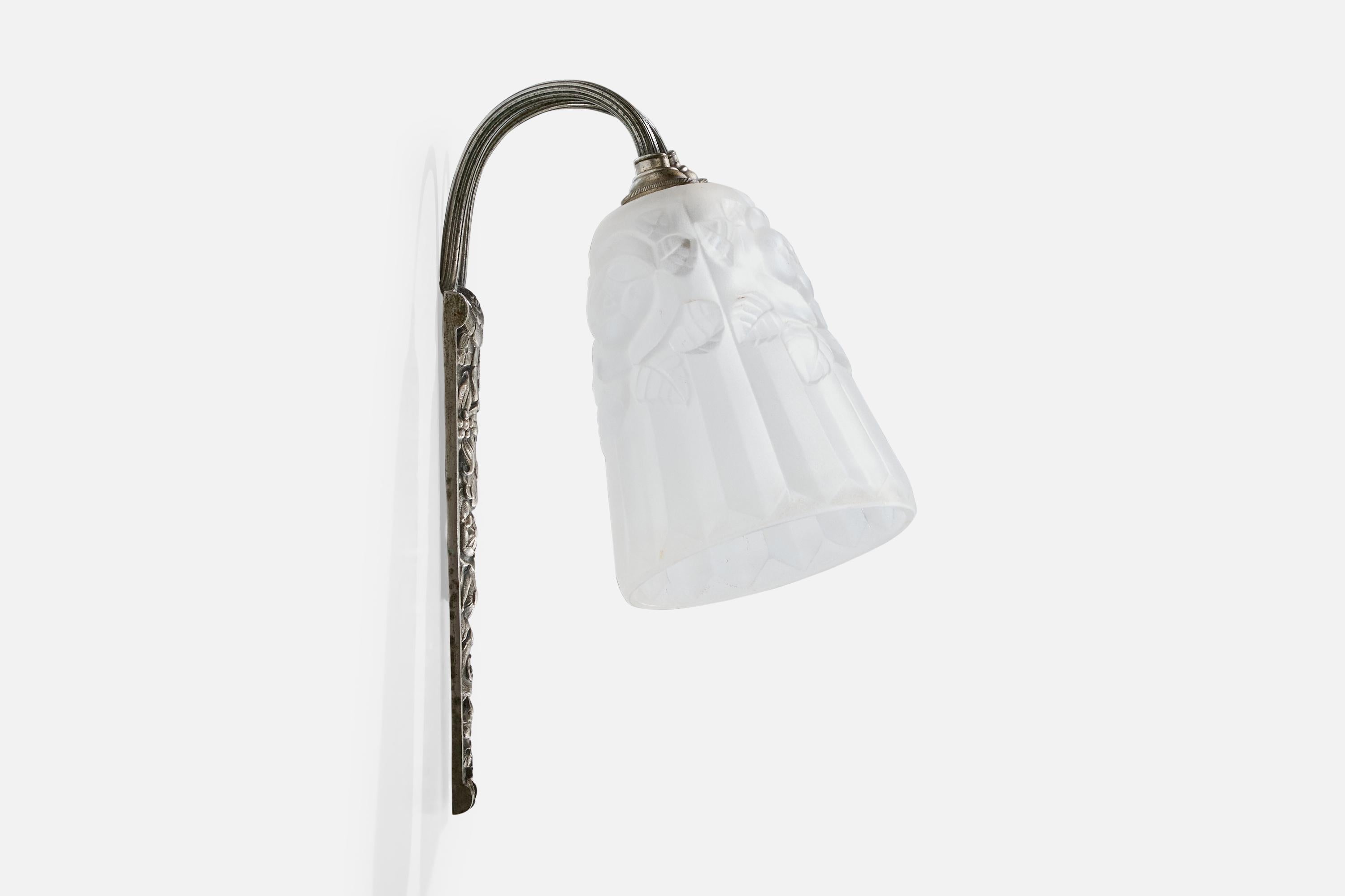 Francese Designer francese, lampada da parete, metallo, vetro, Francia, anni '1930 in vendita