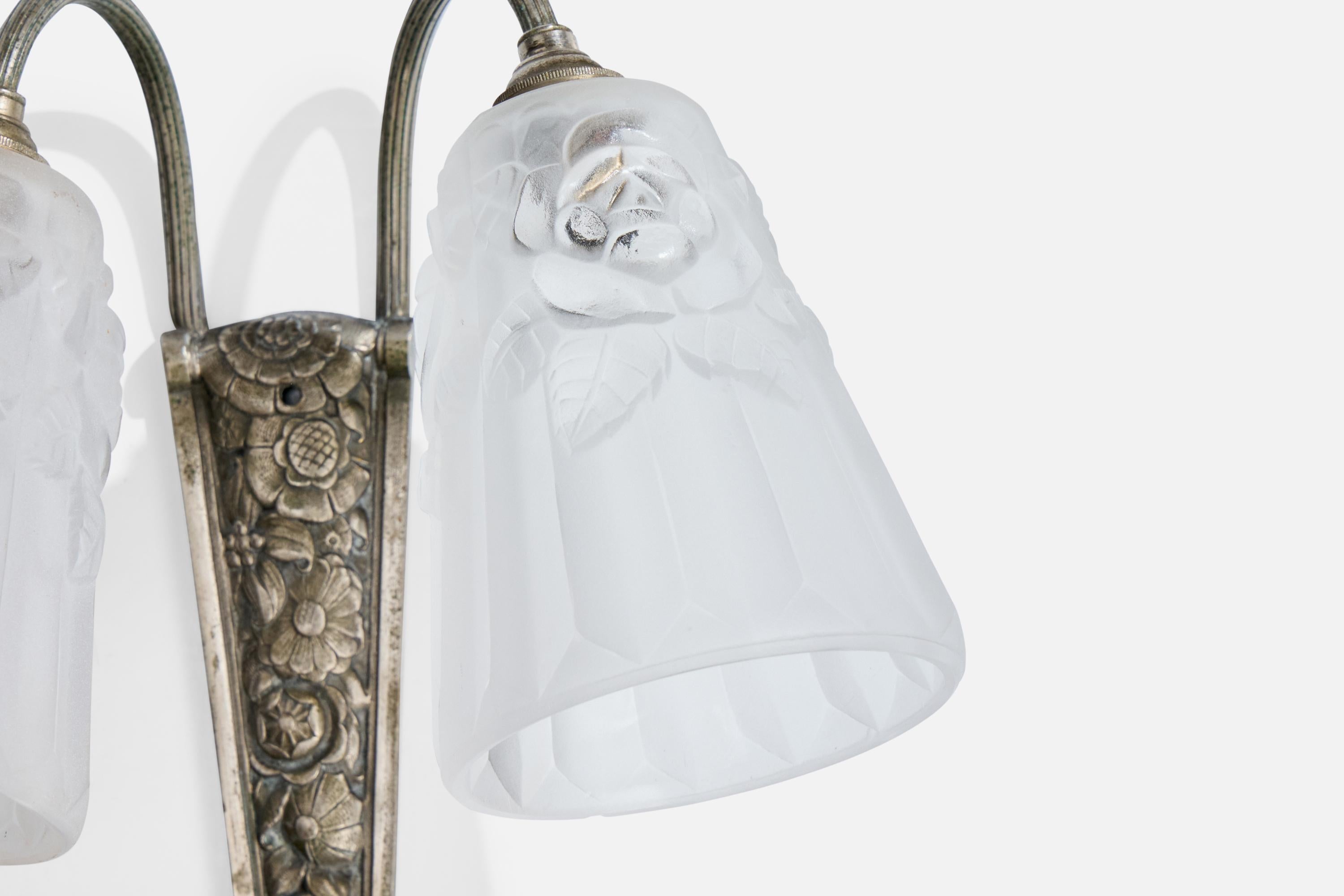 Designer francese, lampada da parete, metallo, vetro, Francia, anni '1930 In condizioni buone in vendita a High Point, NC