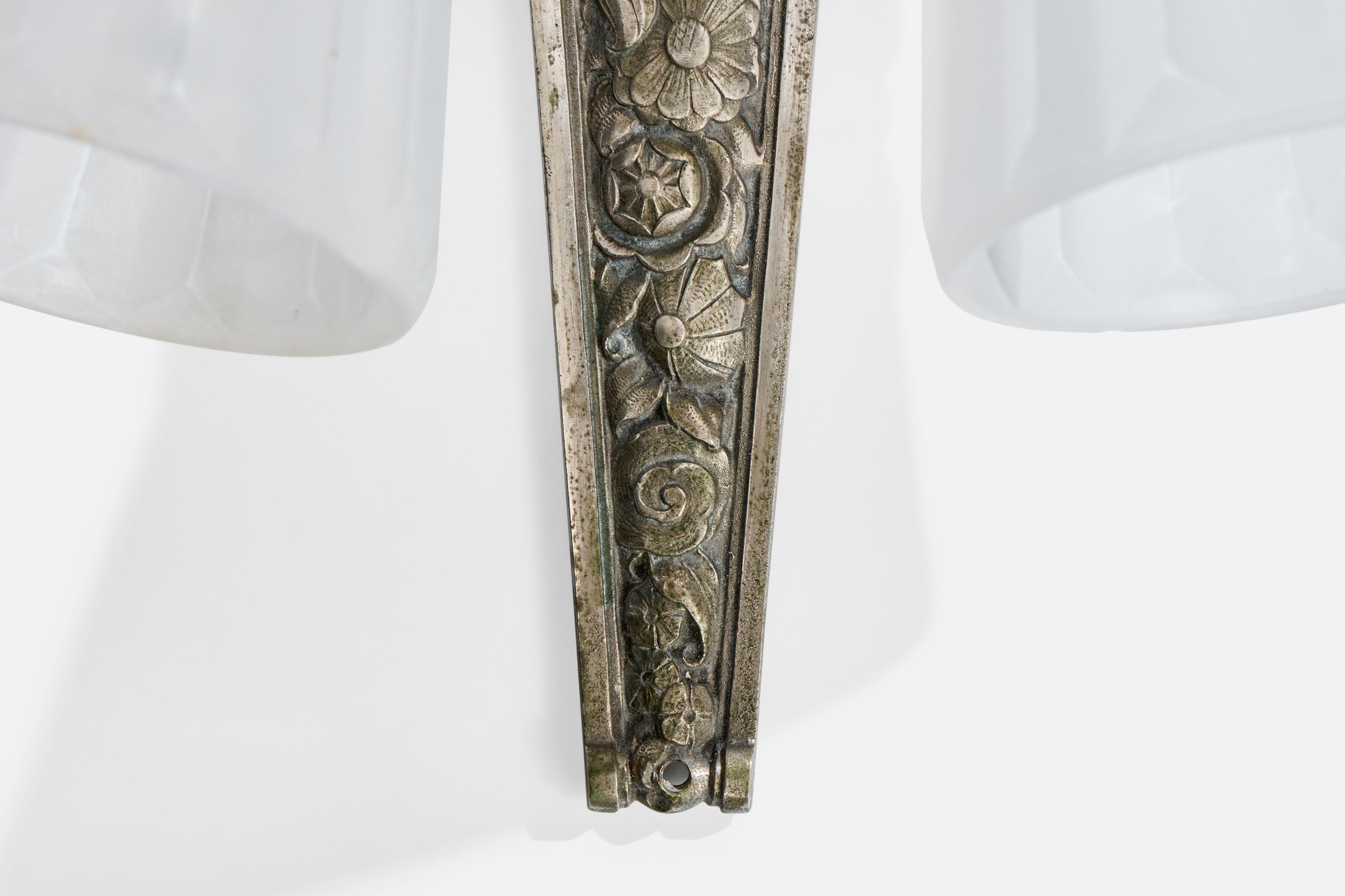 Metà XX secolo Designer francese, lampada da parete, metallo, vetro, Francia, anni '1930 in vendita