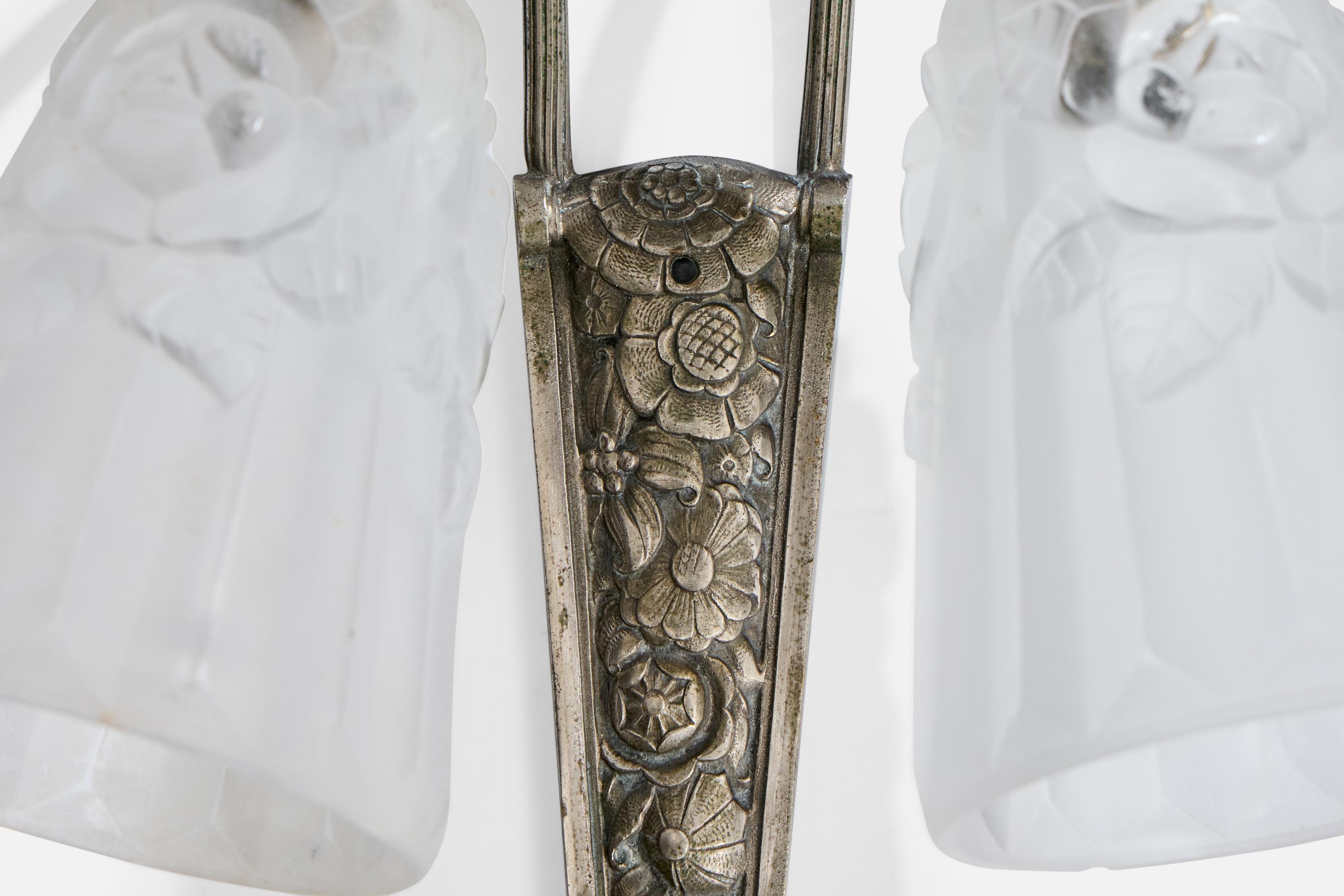 Metallo Designer francese, lampada da parete, metallo, vetro, Francia, anni '1930 in vendita