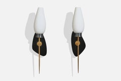 Designer francese, lampade da parete, acrilico, ottone, vetro, Francia, anni '50