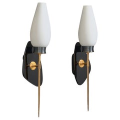 Designer francese, lampade da parete, acrilico, ottone, vetro, Francia, anni '50