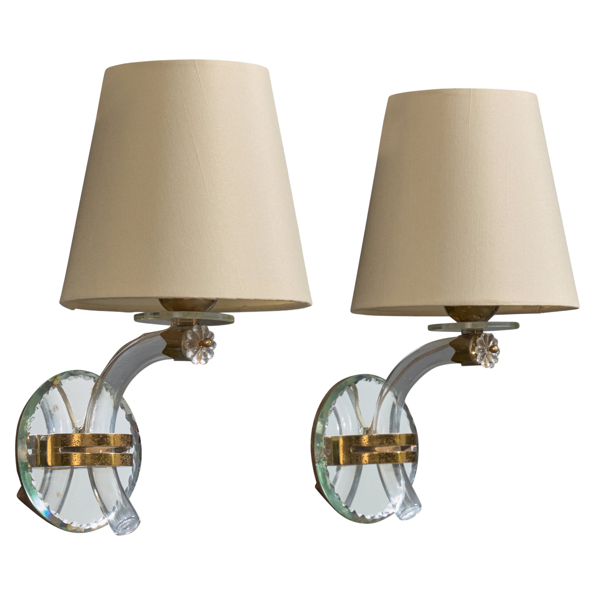 Designer francese, lampade da parete, acrilico, ottone, vetro, specchio, Francia, anni '50