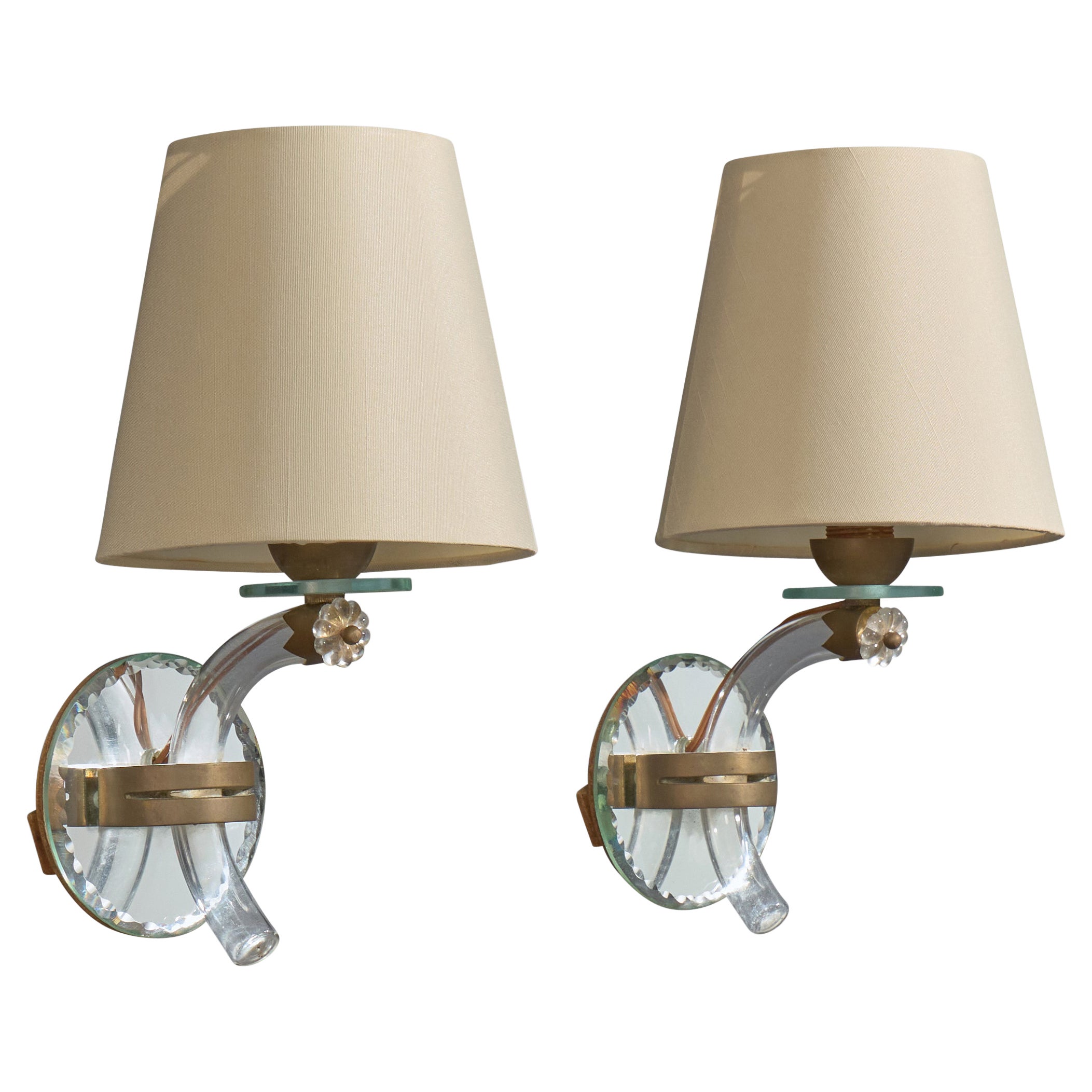 Designer francese, lampade da parete, acrilico, ottone, vetro, specchio, Francia, anni '50