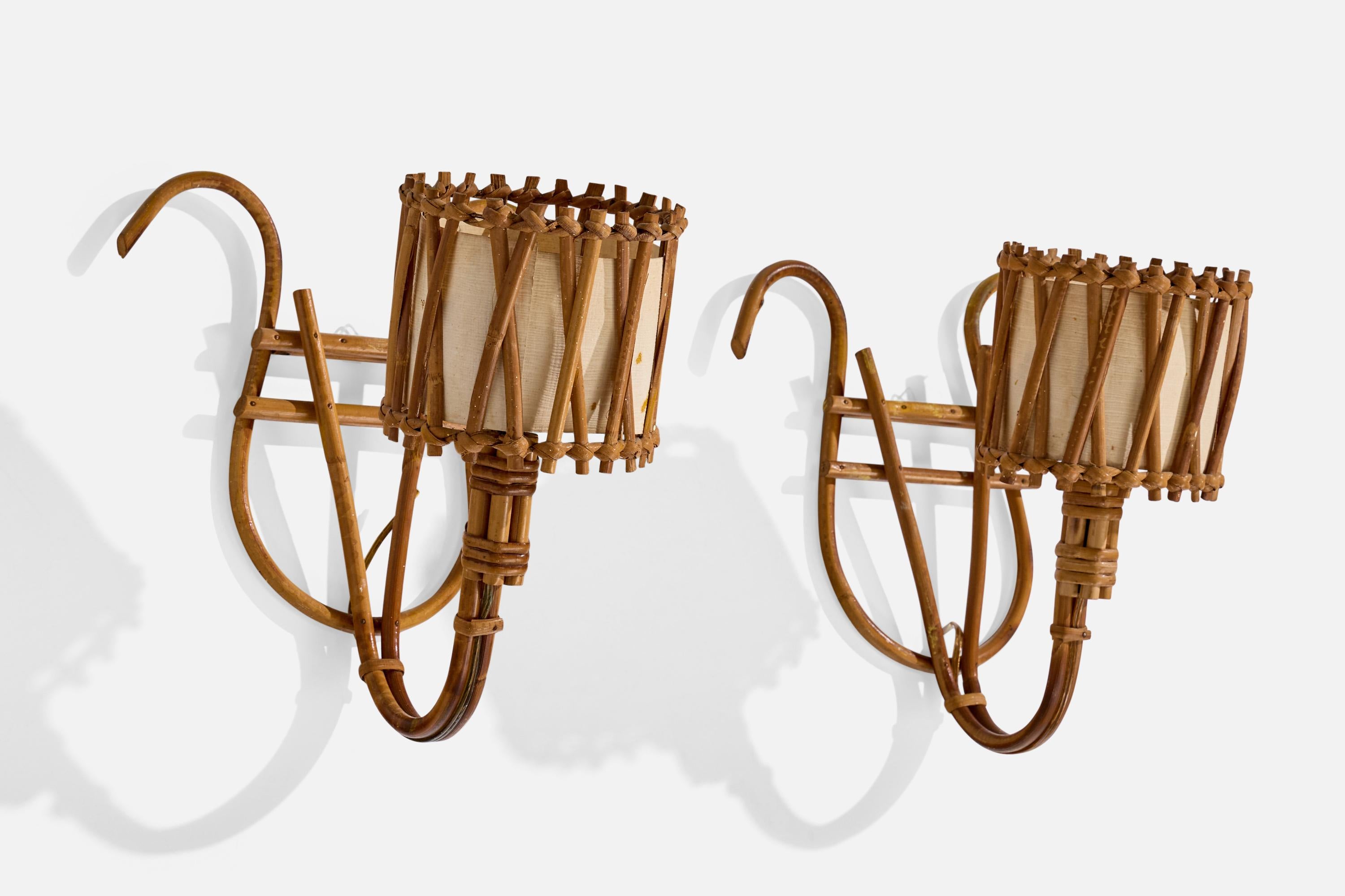 Coppia di applique in bambù, rattan e tessuto beige progettate e prodotte in Francia, anni '60 circa.

Dimensioni complessive (pollici): 11,5