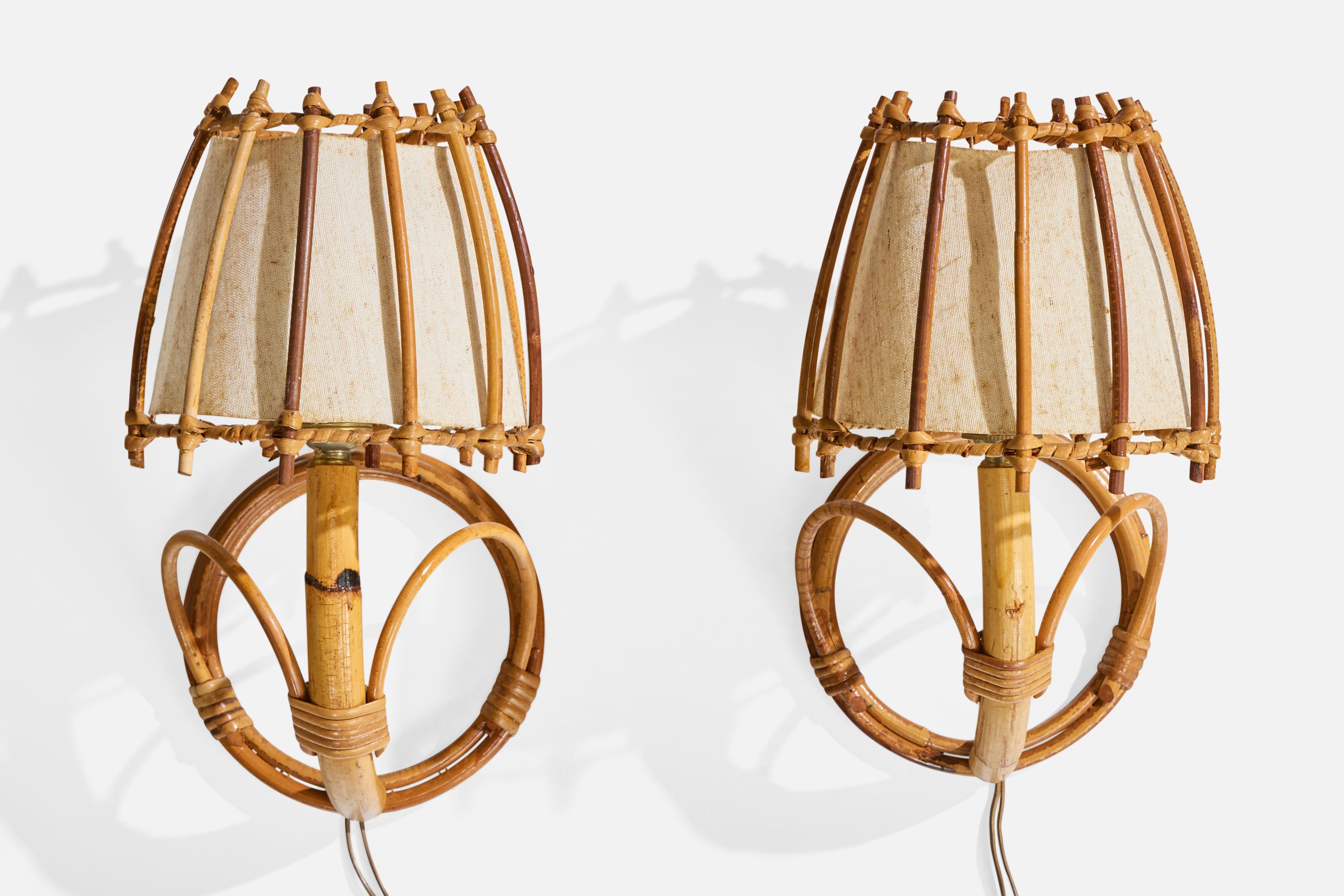 Coppia di applique in bambù, rattan e tessuto beige progettate e prodotte in Francia, anni '1970 circa.

Dimensioni complessive (pollici): 11.0 