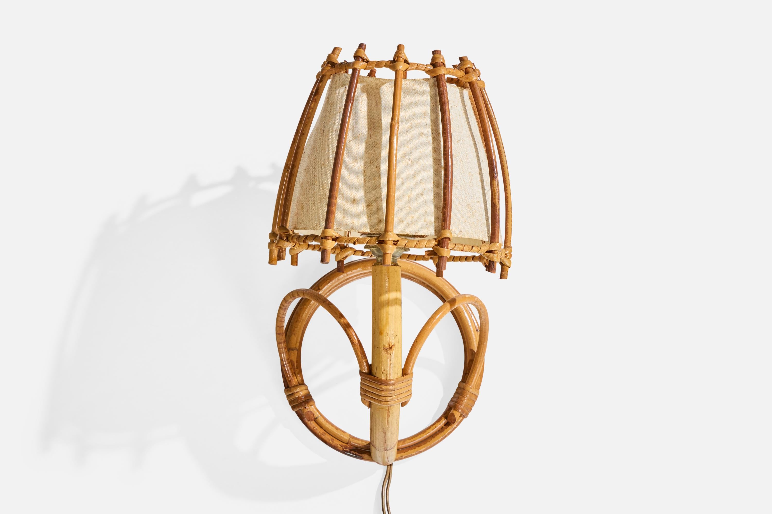 Francese Designer francese, lampade da parete, bambù, rattan, tessuto, Francia, anni '1970 in vendita