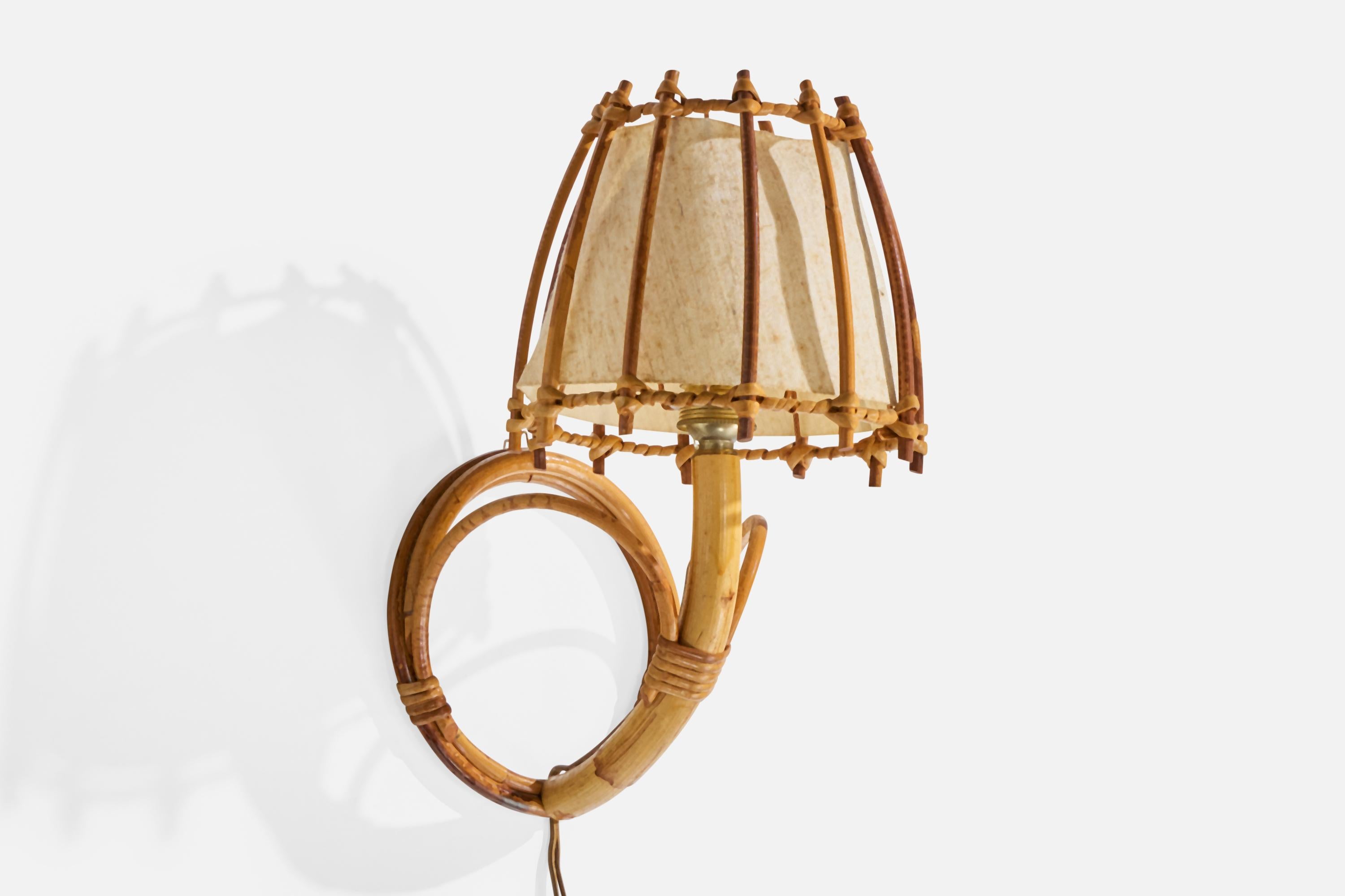 Designer francese, lampade da parete, bambù, rattan, tessuto, Francia, anni '1970 In condizioni buone in vendita a High Point, NC