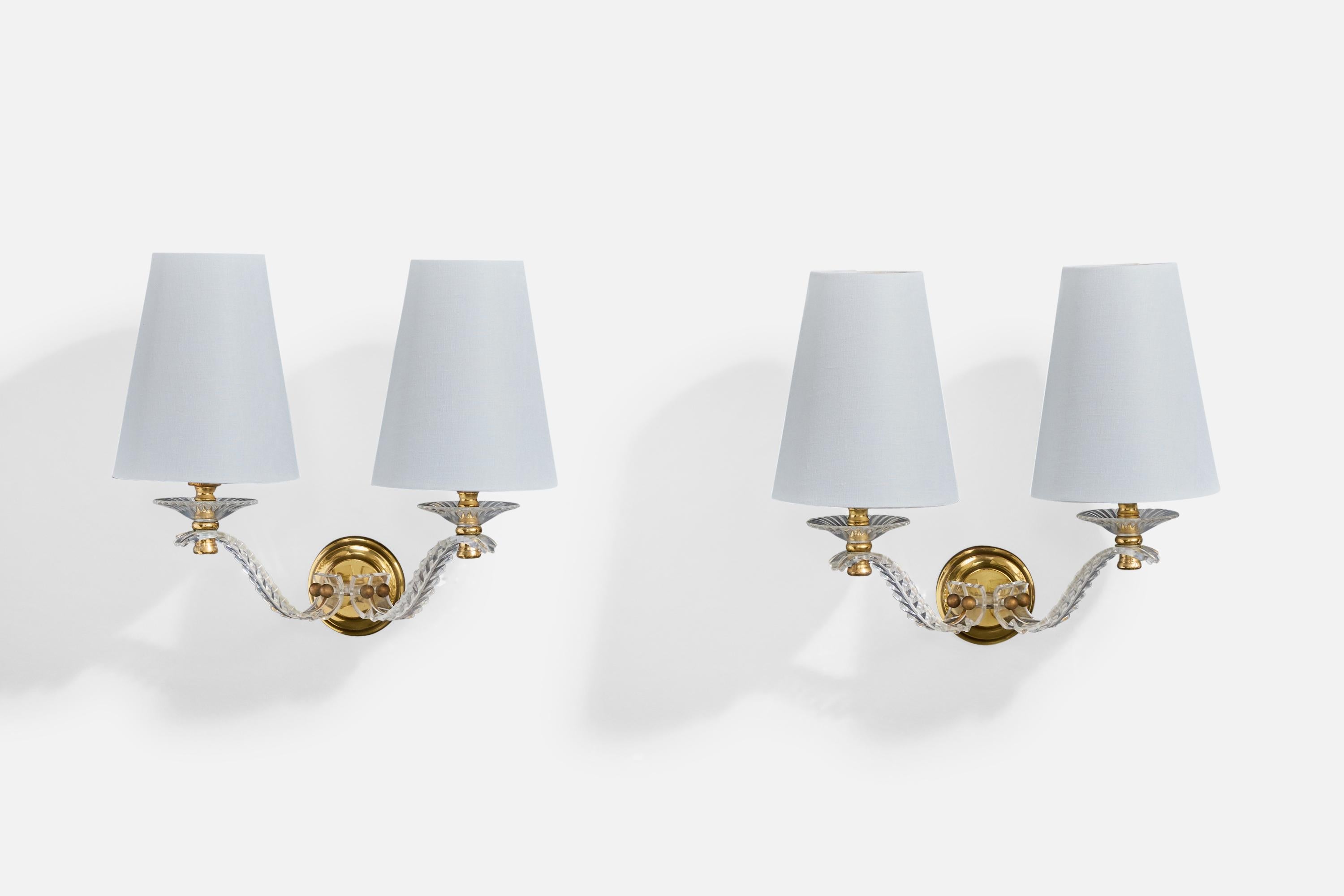 Coppia di applique in ottone, acrilico e tessuto bianco progettate e prodotte in Francia, anni '60 circa.

Dimensioni complessive (pollici): 11,25 