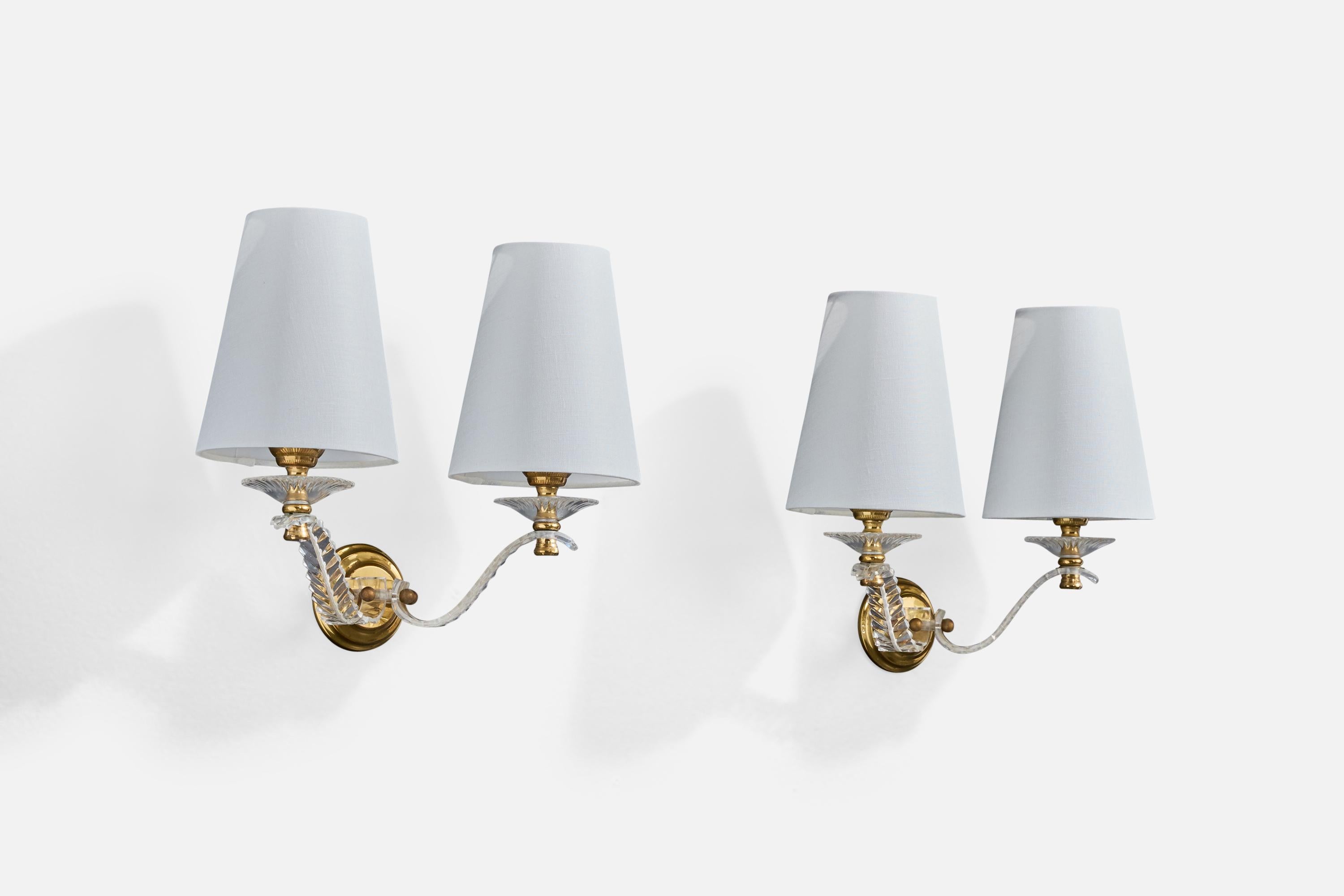 Mid-Century moderno Designer francese, lampade da parete, ottone, acrilico, tessuto, Francia, anni '60 in vendita