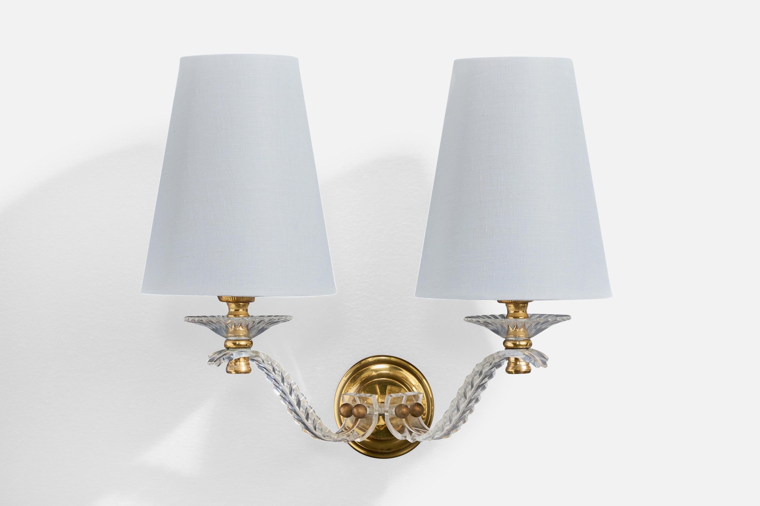 Francese Designer francese, lampade da parete, ottone, acrilico, tessuto, Francia, anni '60 in vendita