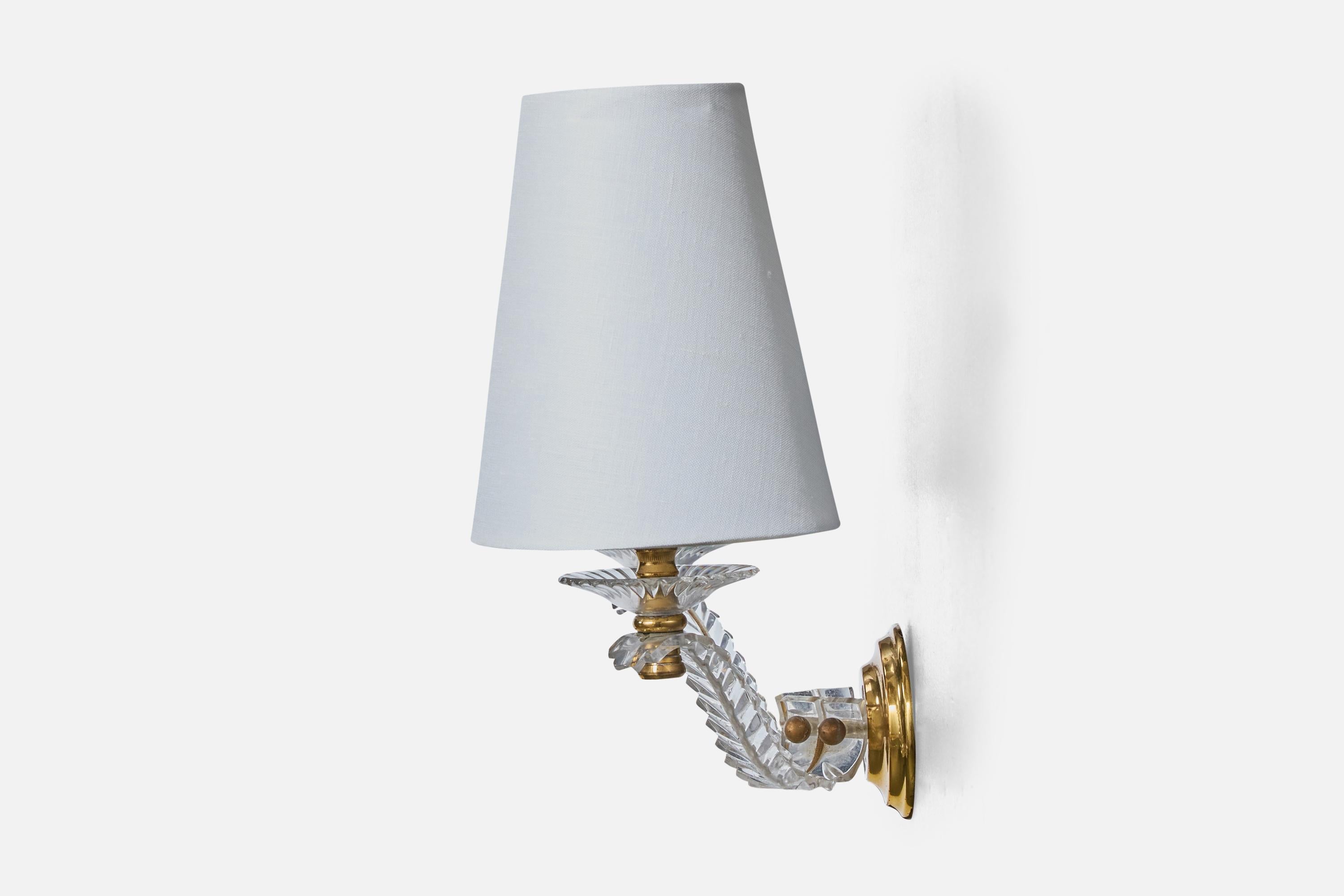 Designer francese, lampade da parete, ottone, acrilico, tessuto, Francia, anni '60 In condizioni buone in vendita a High Point, NC